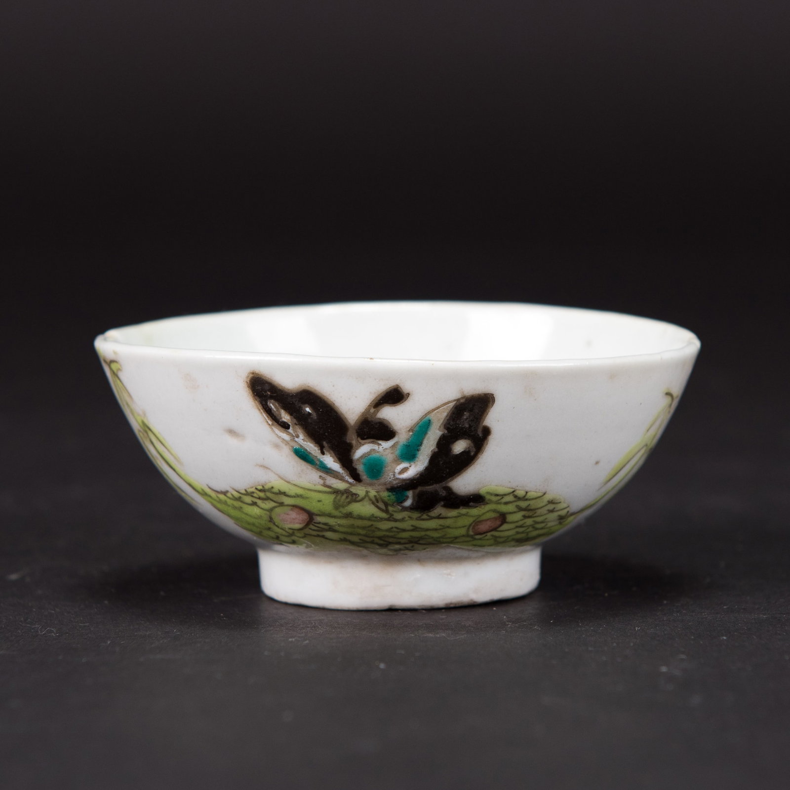 A FAMILLE-ROSE 'BUTTERFLY' BOWL, REPUBLIC PERIOD: A famille-rose 'butterfly' bowl, Republic period. H4.5 x 9 cm
