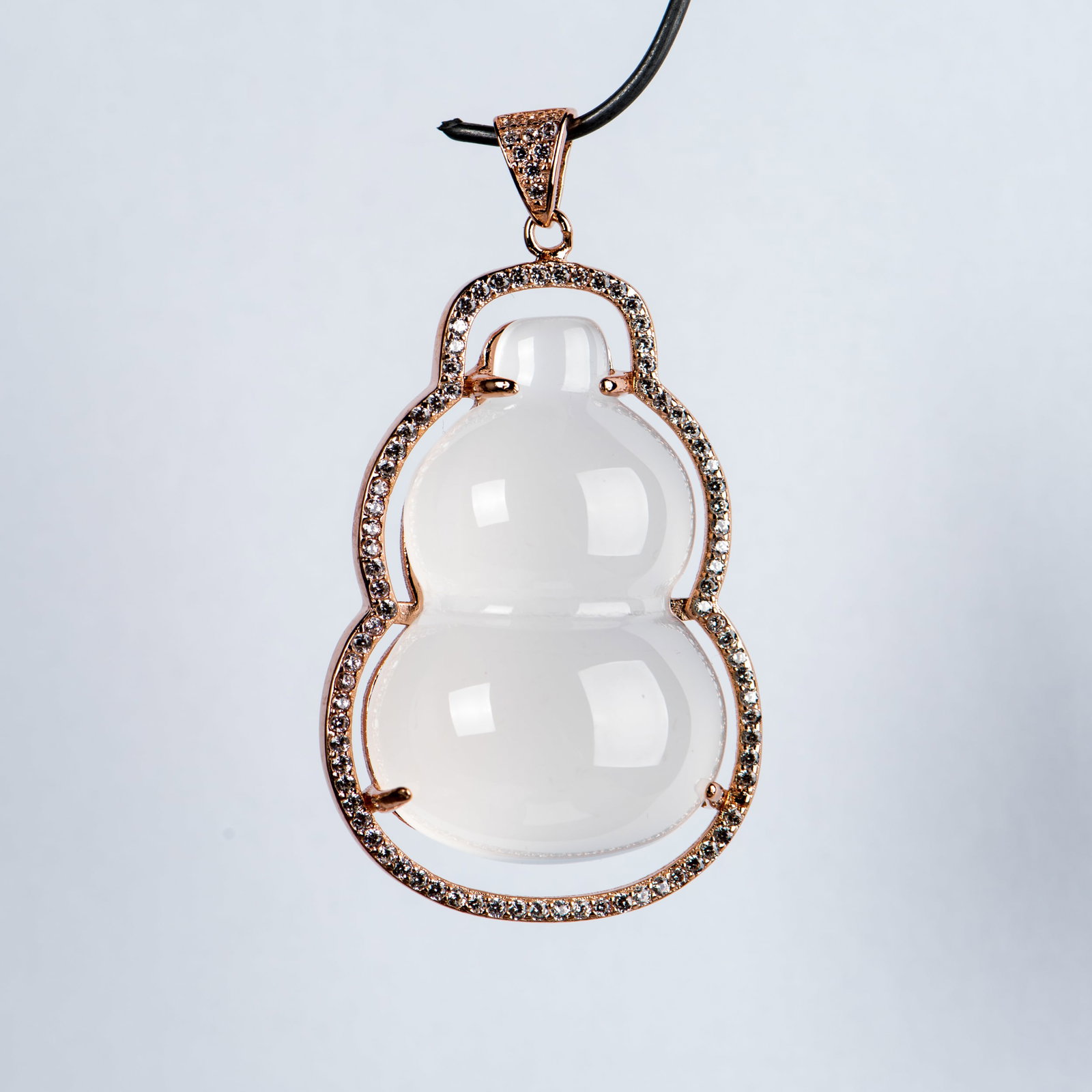JADEITE AND DIAMOND DOUBLE-GOURD PENDANT: Jadeite and diamond double-gourd pendant. 1.25"h x 0.75"w (3.18 x 1.91 cm)