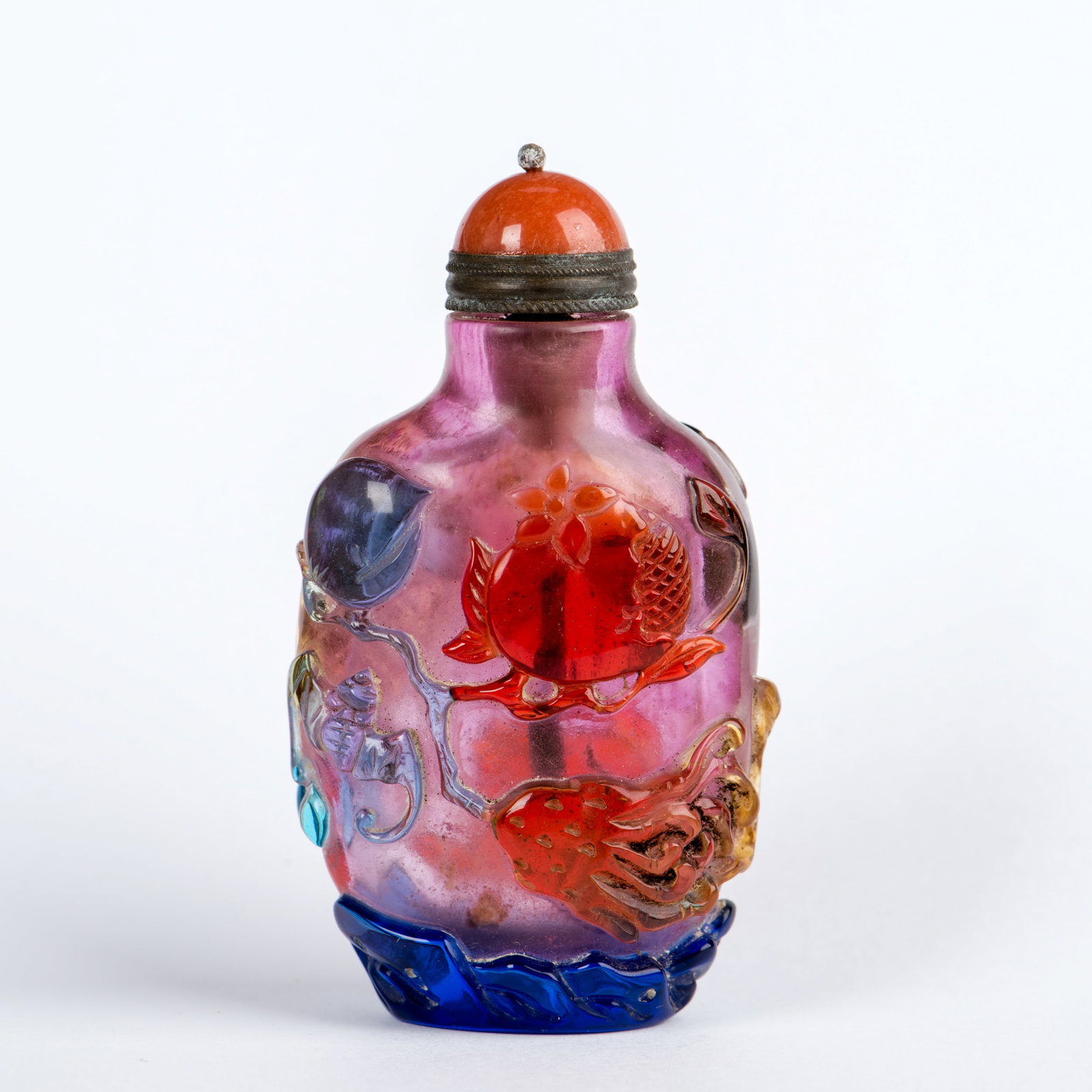 CHINESE OVERLAY BUBBLE-SUFFUSED GLASS SNUFF BOTTLE (1 of 3)