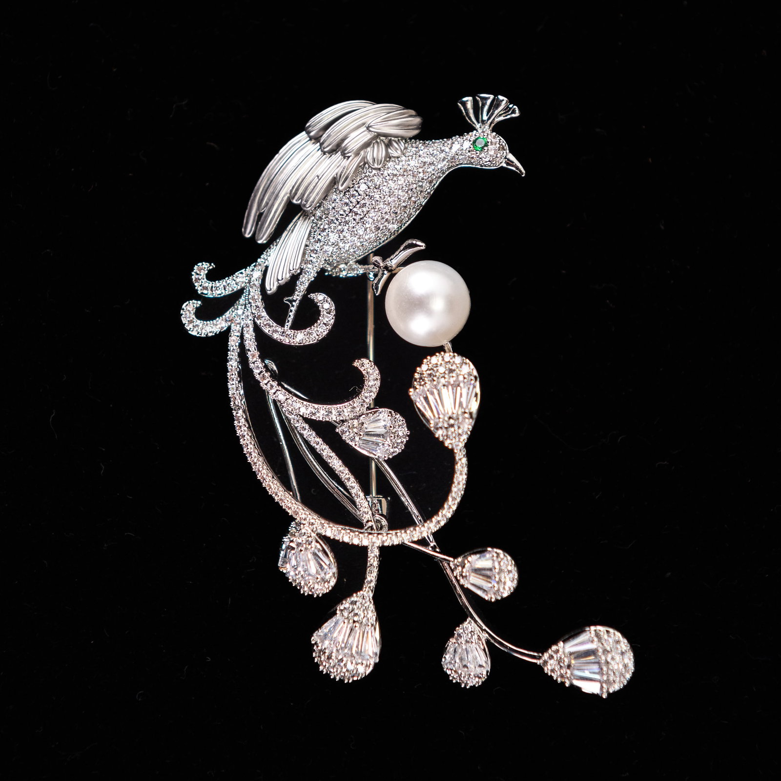 A FASHION JEWELRY DIAMOND-STYLE PEARL BROOCH (1 of 5)