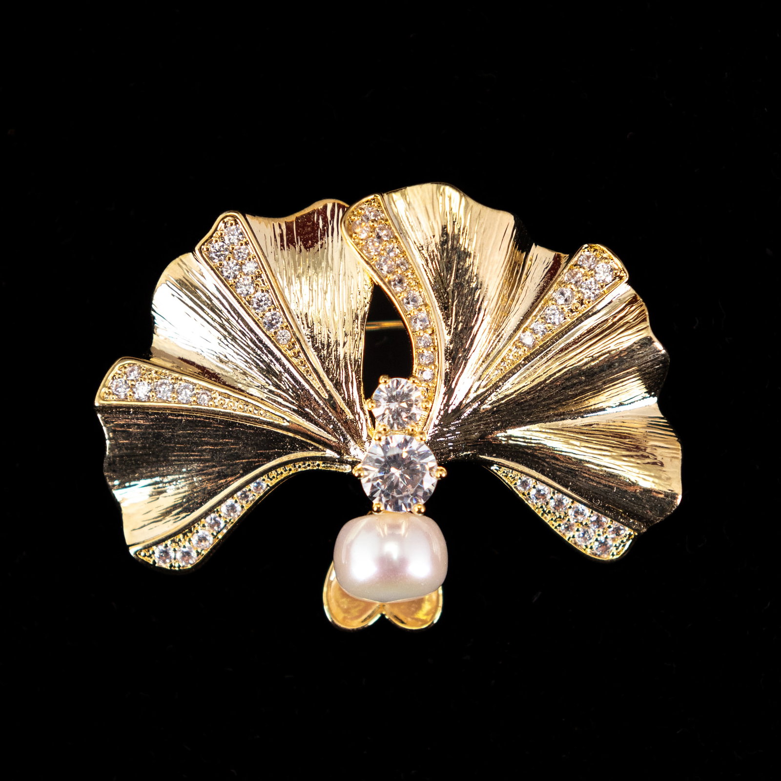 A FASHION JEWELRY DIAMOND-STYLE PEARL BROOCH (1 of 5)