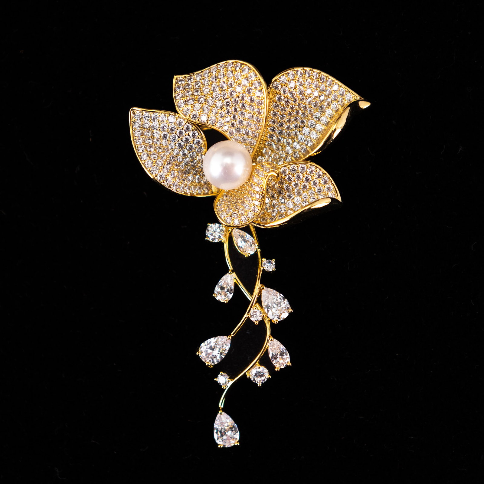 A FASHION JEWELRY DIAMOND-STYLE PEARL BROOCH (1 of 4)