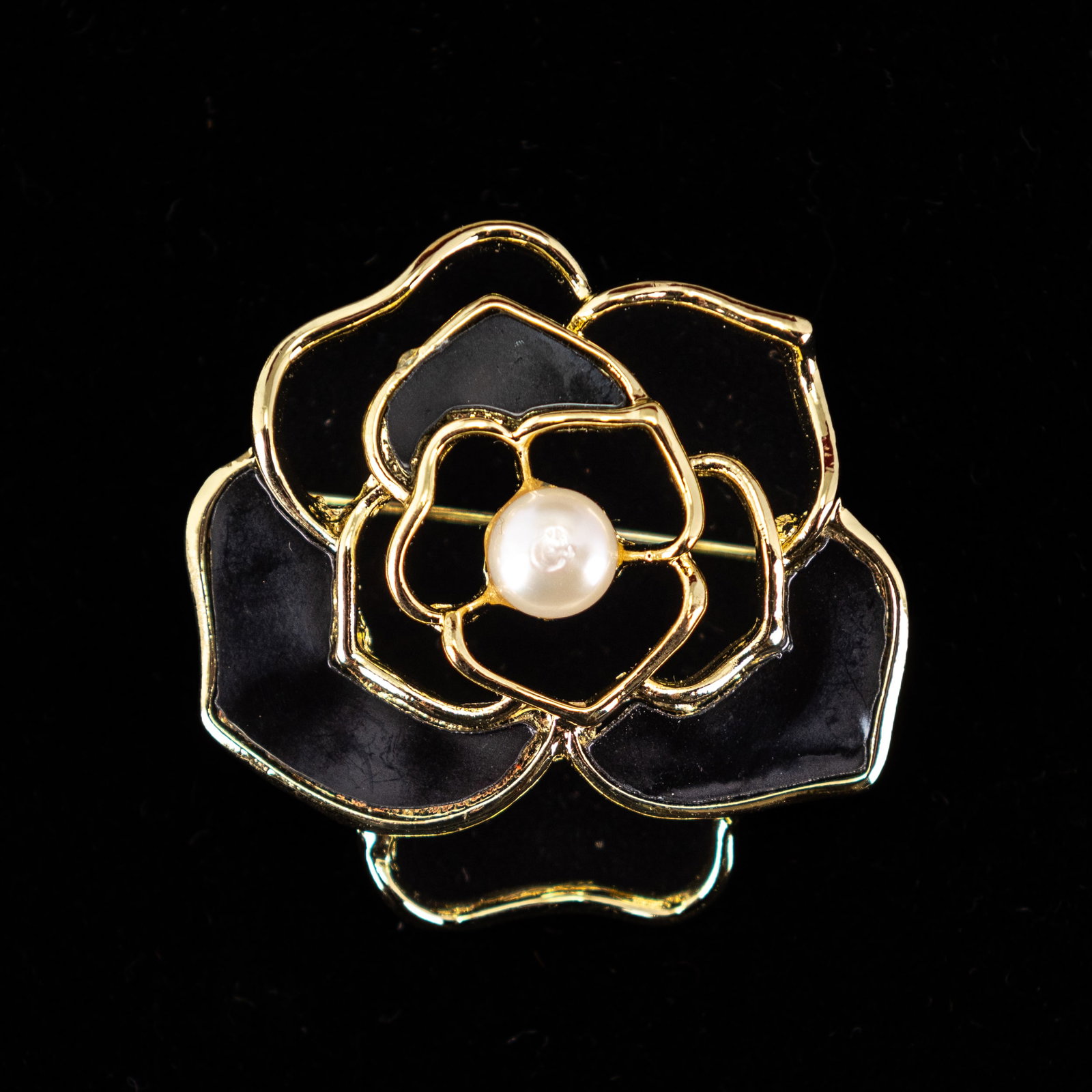 FASHION JEWELRY PEARL BROOCH: Fashion jewelry pearl brooch in the form of a flower, with a pearl in the center. 1.57"h x 1.57"w (4 x 4 cm)