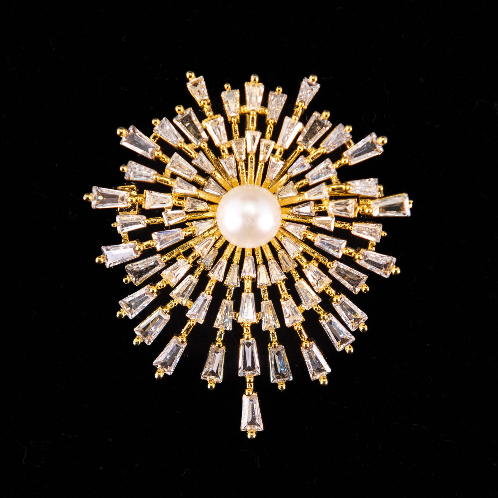 FASHION JEWELRY PEARL BROOCH WITH CLEAR FACETED STONES: Fashion jewelry brooch set with radiating clear faceted stones and a central pearl. 4.5 x 5 cm