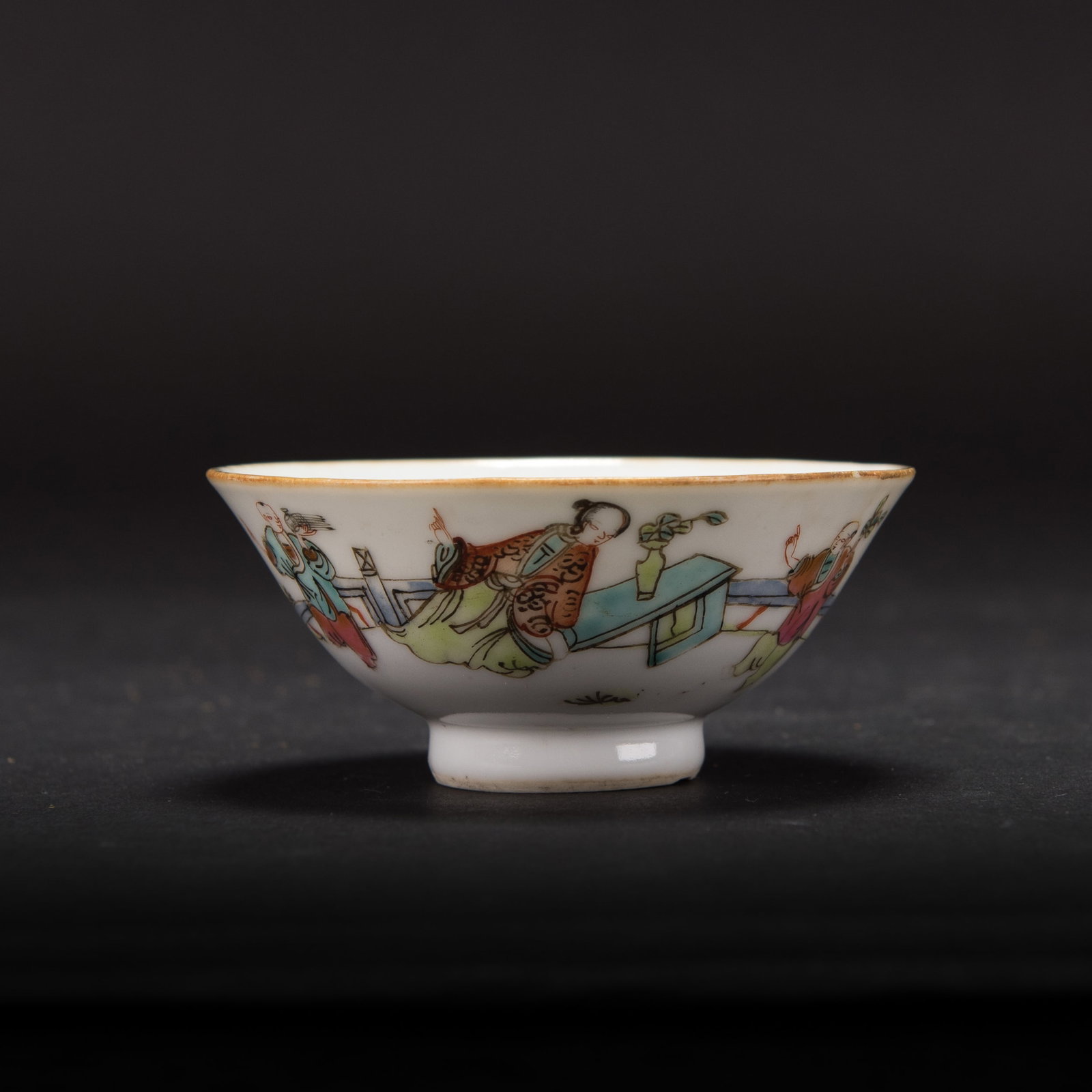 A FAMILLE-ROSE 'FIGURAL' CUP, REPUBLIC PERIOD: A famille-rose 'figural' cup, Republic period. H4 x 8.75 cm