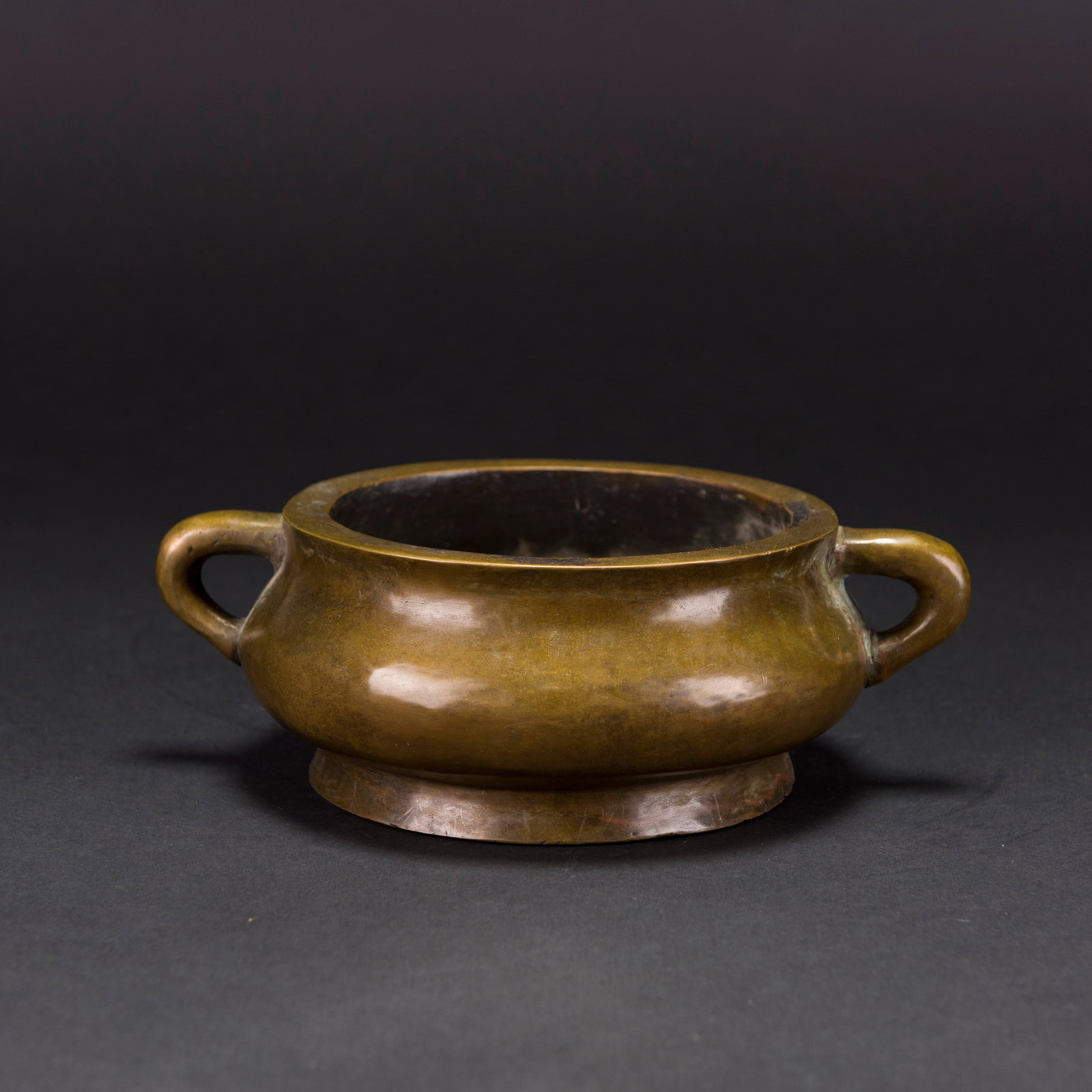 A CHINESE BRONZE CENSER: A Chinese bronze censer. H17 x 8 cm