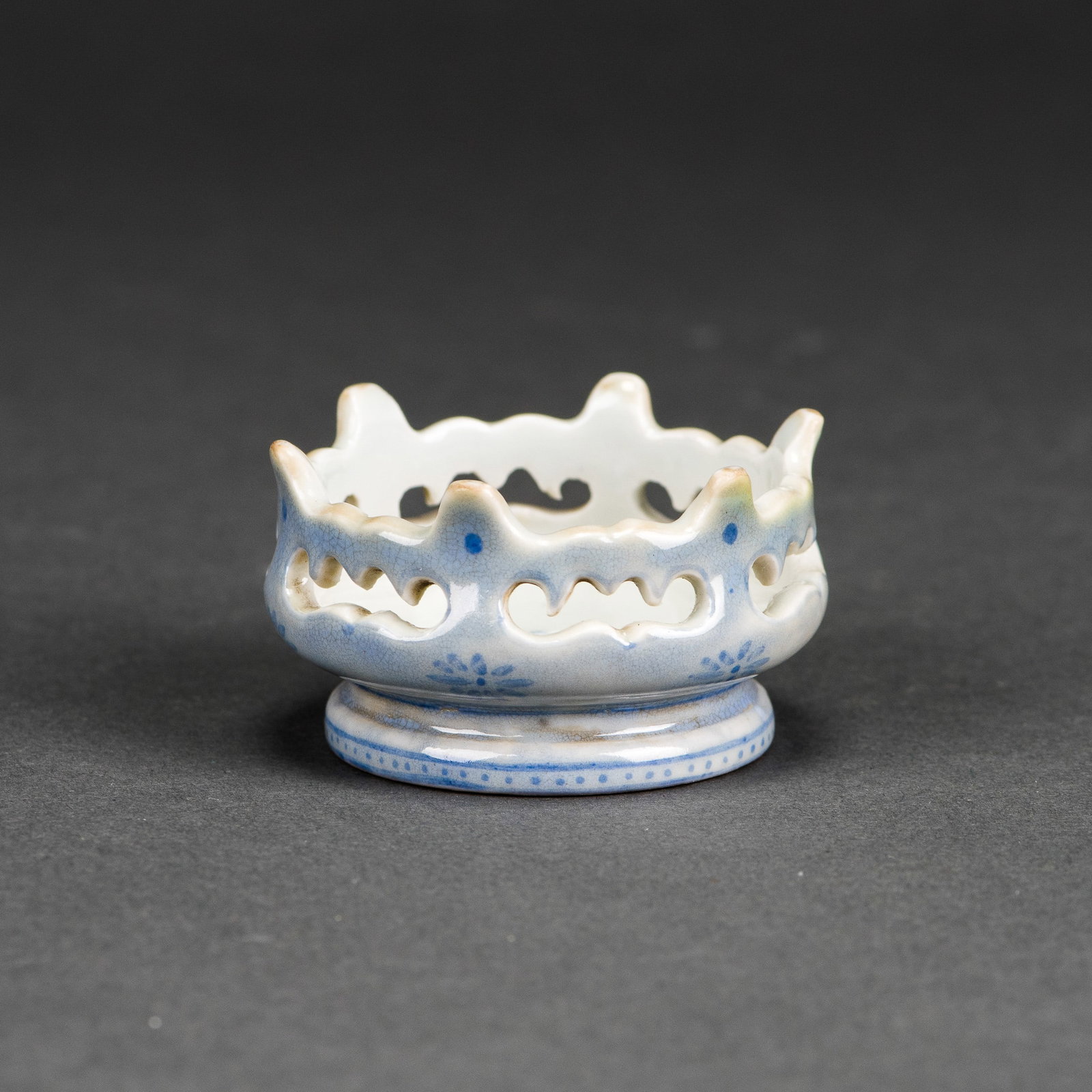 CHINESE BLUE-AND-WHITE STAND, DAOGUANG MARK: Chinese blue-and-white stand, Daoguang mark.