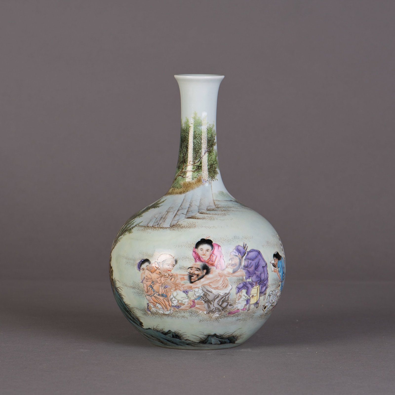 A CHINESE FAMILLE-ROSE PORCELAIN VASE (1 of 4)