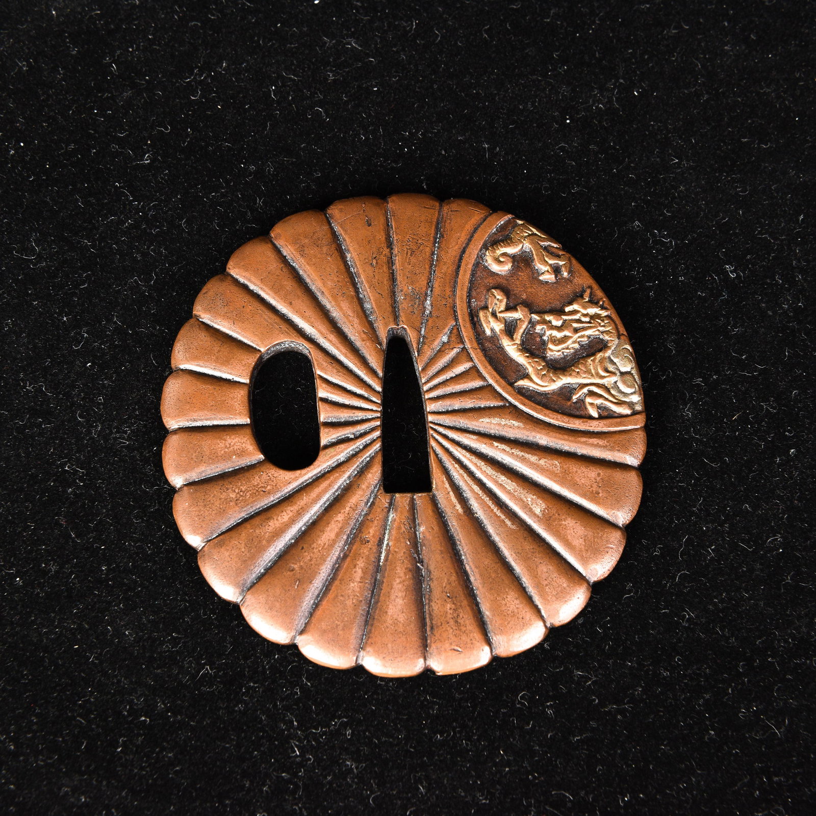 A CARVED METAL DECORATION: A carved metal decoration. H7.5 x W8 cm