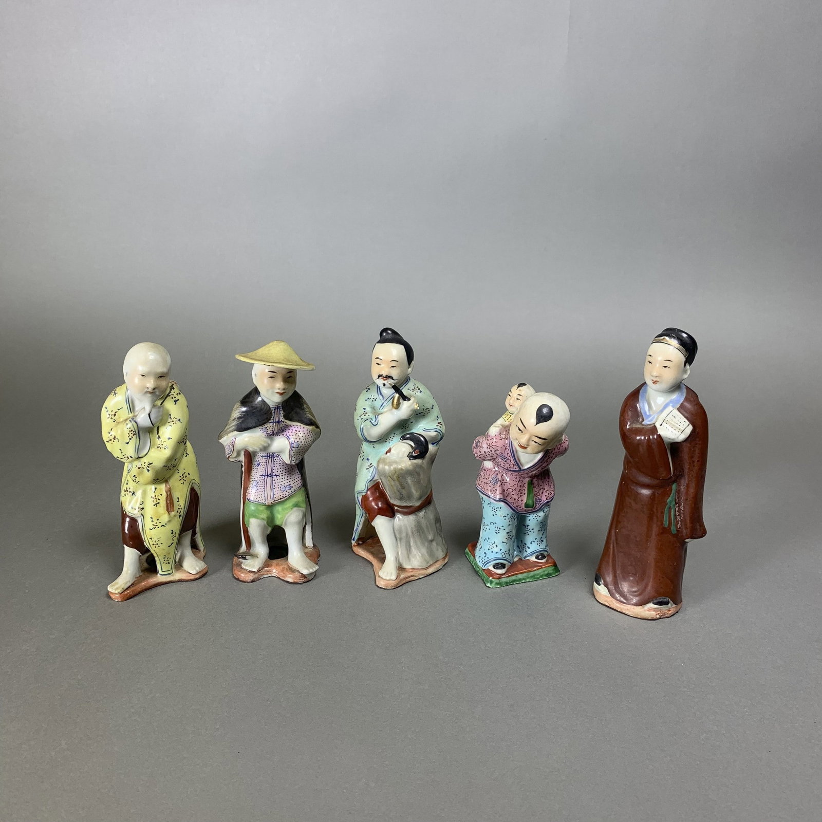 (LOT OF 5) A GROUP OF FAMILLE-ROSE PORCELAIN FIGURES (1 of 5)