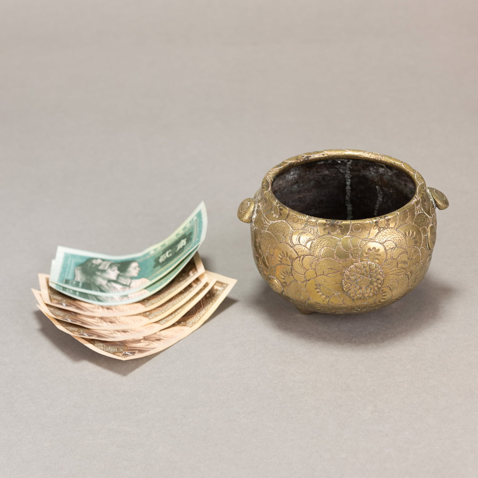 ASIAN BRONZE CENSER AND SIX CHINESE BANKNOTES: Asian bronze censer and six Chinese banknotes, comprising four 1-jiao notes and two 2-jiao notes. Censer: 3.43"h x 5.43"d (8.7 x 13.8 cm); Banknote: 2.17"h x 4.72"w (5.5 x 12 cm) (x6)