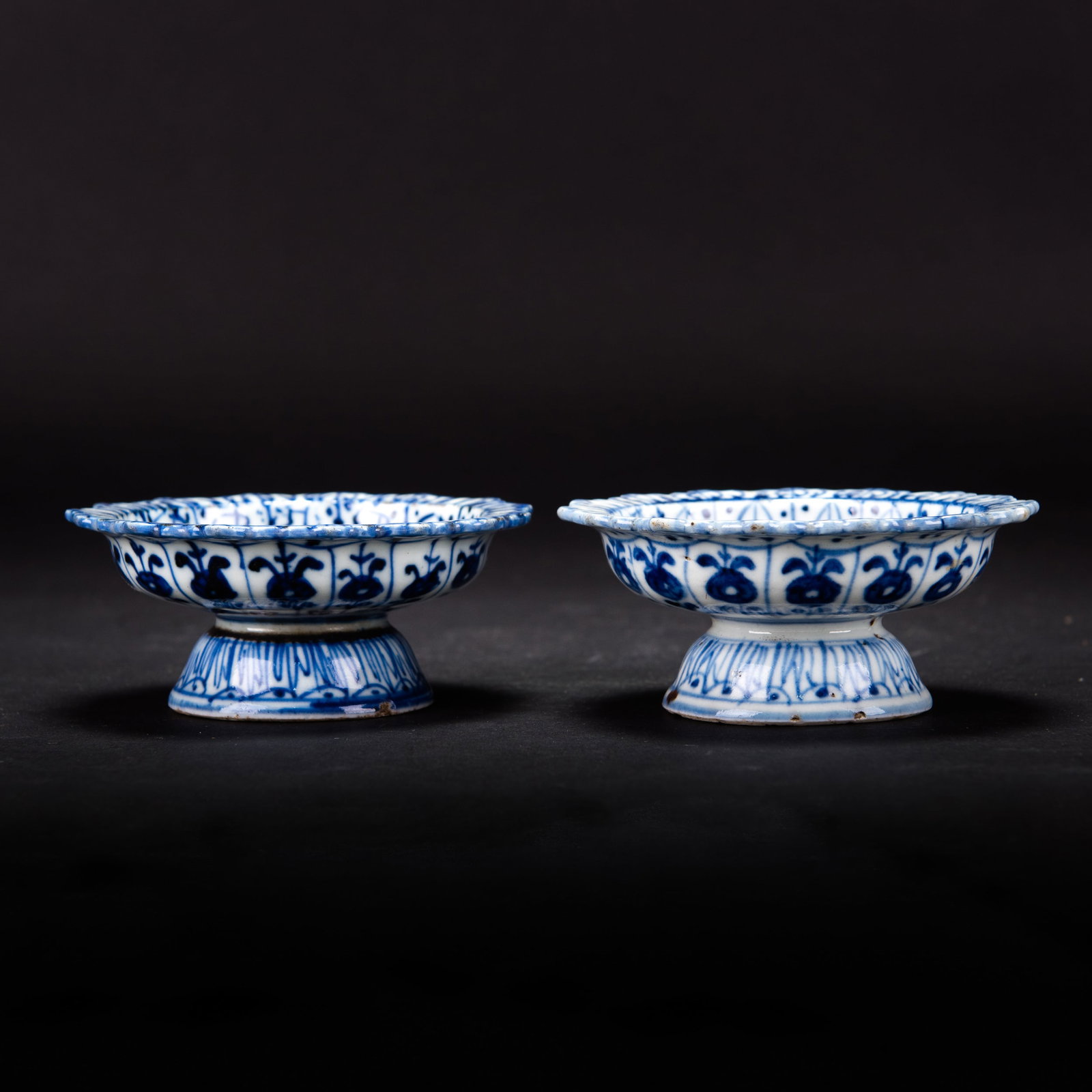 (LOT OF 2) PAIR OF BLUE-AND-WHITE STEM CUPS, REPUBLIC PERIOD: (lot of 2) A pair of blue-and-white stem cups, Republic period. 1.97"h x 4.33"d (5 x 11 cm) (x2)