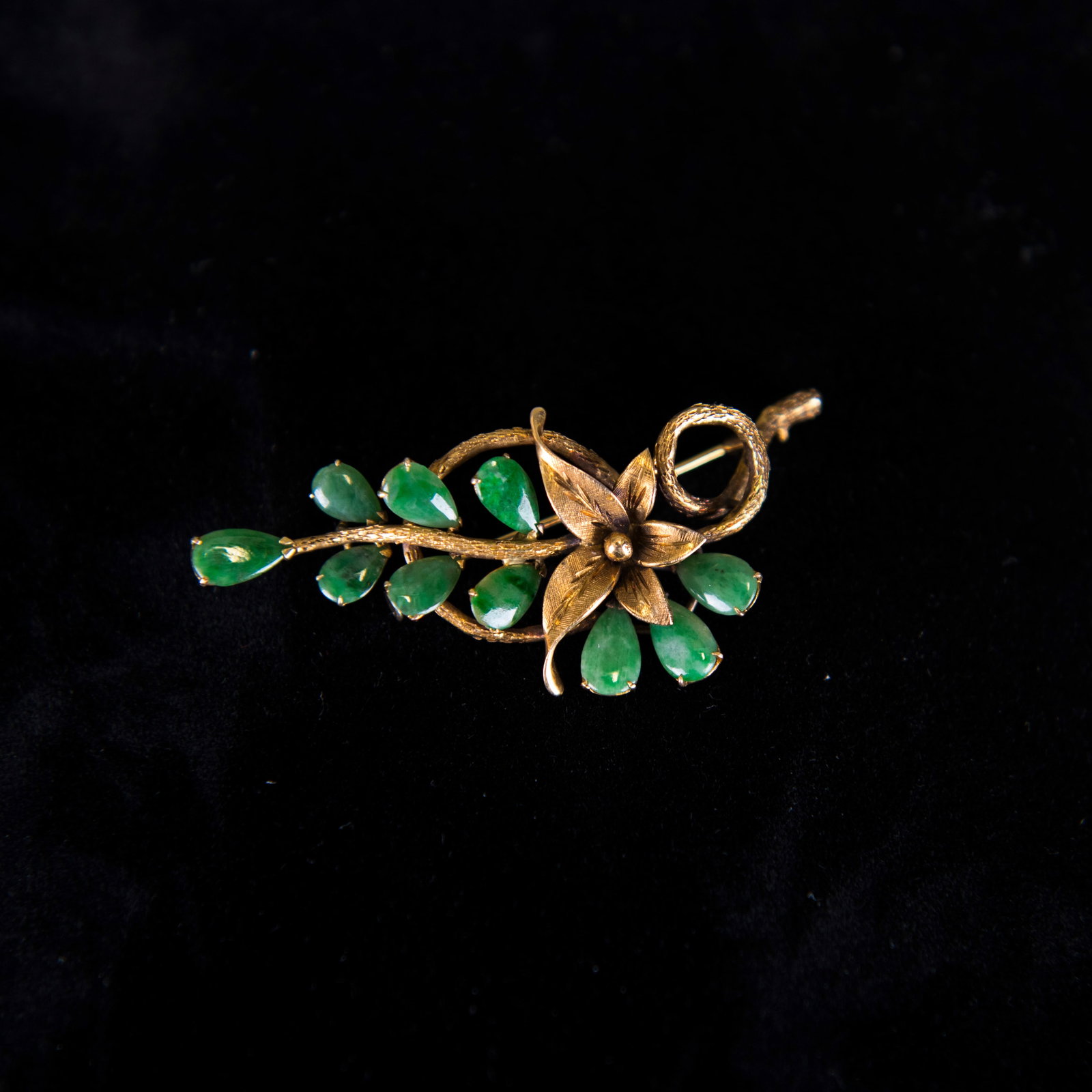 CHINESE JADEITE AND 14K GOLD BROOCH (1 of 4)