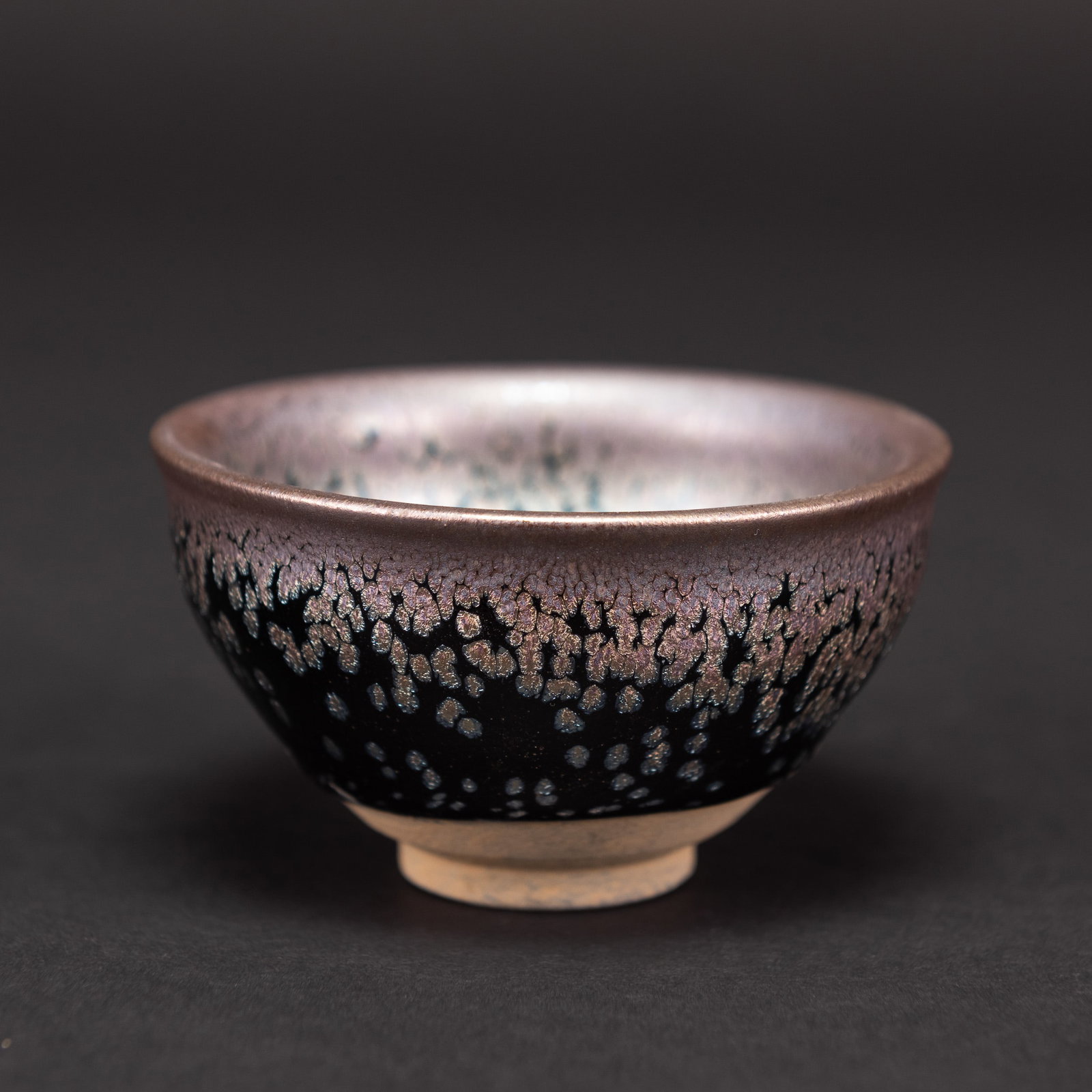 A BLACK-GLAZED PORCELAIN BOWL (1 of 7)