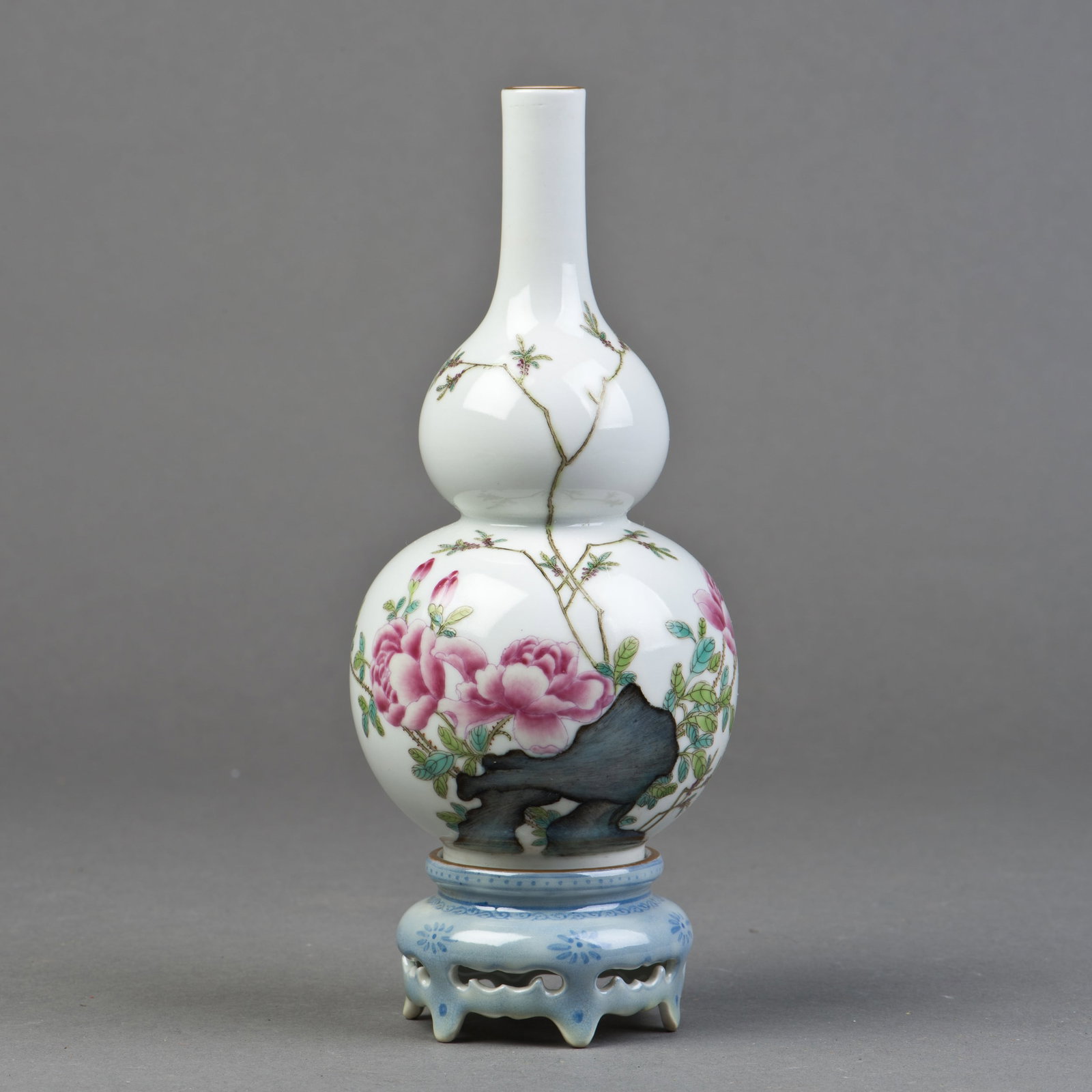 A FAMILLE-ROSE PORCELAIN VASE OF GOURD FORM (1 of 4)