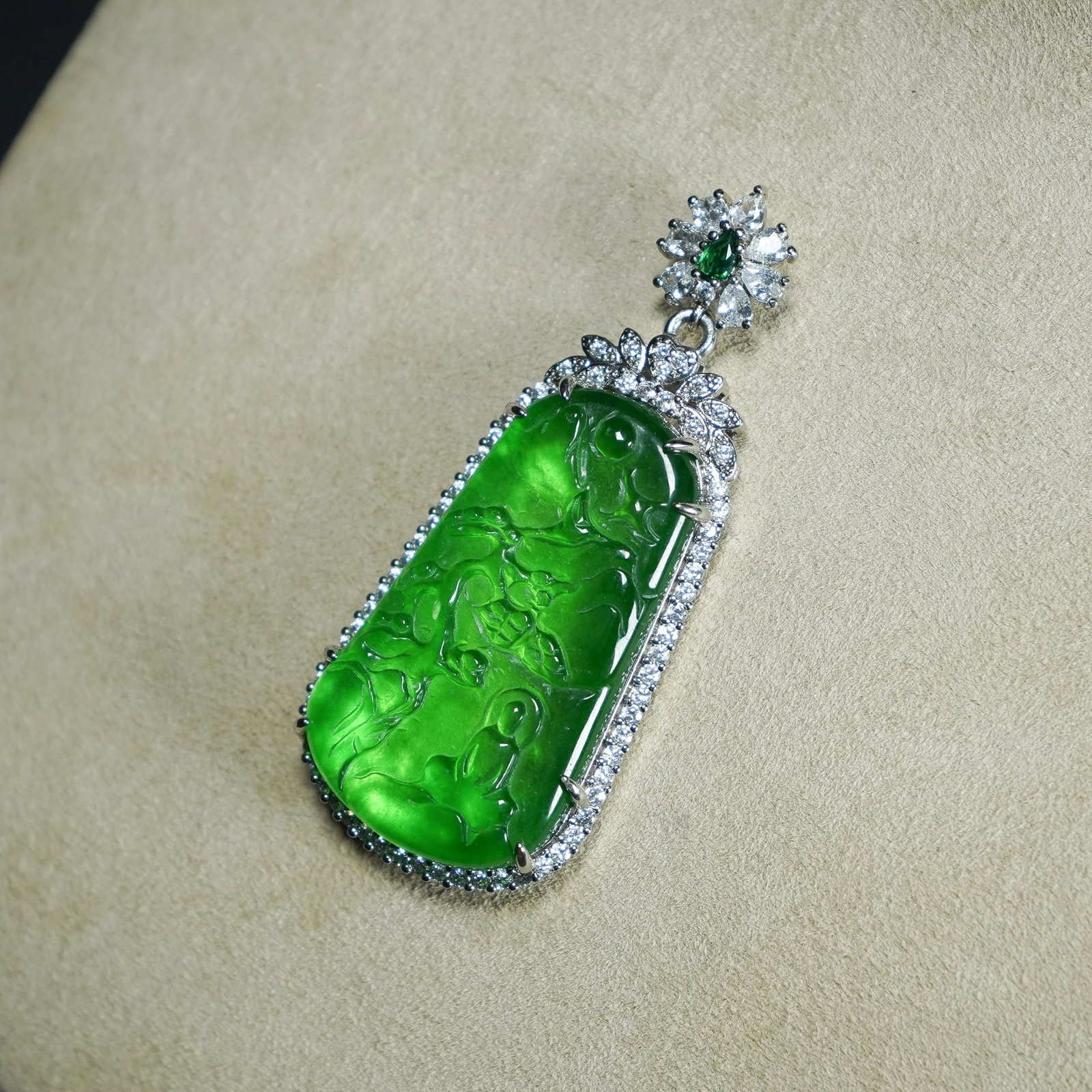 A JADEITE PENDANT - 7