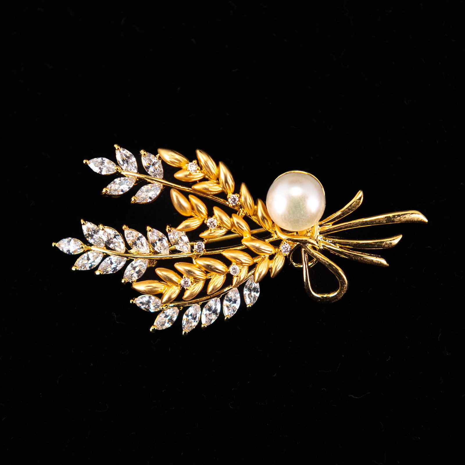 FASHION JEWELRY BROOCH: Fashion jewelry brooch. 1.18"h x 2.36"w (3 x 6 cm)
