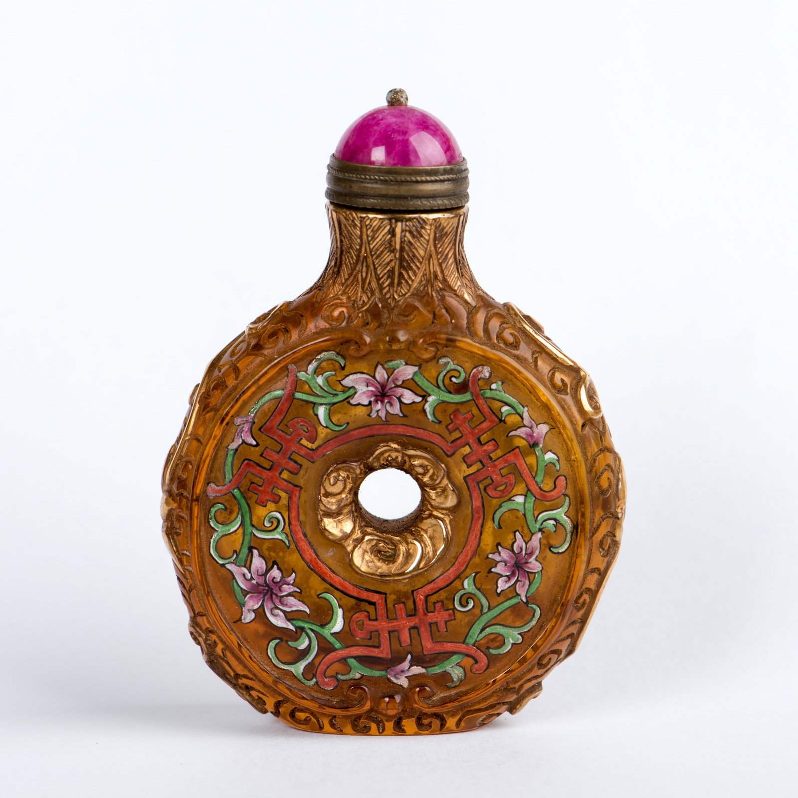 A PAINTED GLASS SNUFF BOTTLE: A painted glass snuff bottle. 2.76"h x 1.97"w (7 x 5 cm)