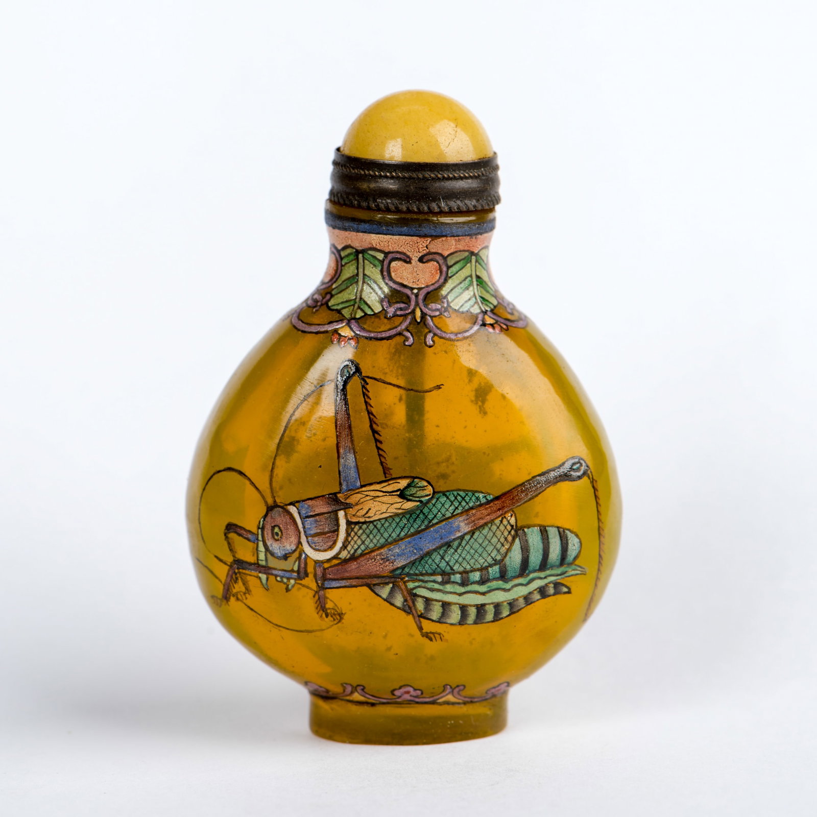 A PAINTED GLASS SNUFF BOTTLE: A painted glass snuff bottle. 2.36"h x 1.57"w (6 x 4 cm)