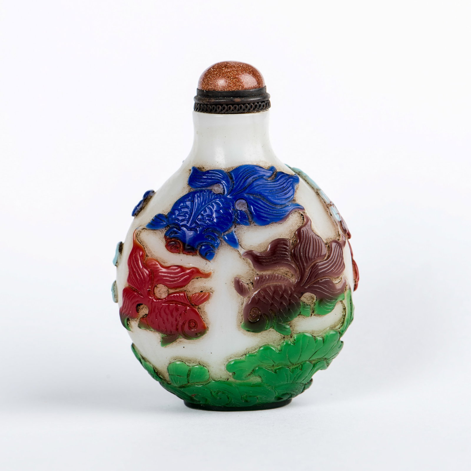 AN OVERLAY BUBBLE-SUFFUSED COLORLESS GLASS SNUFF BOTTLE: An overlay bubble-suffused colorless glass snuff bottle. 2.76"h x 1.97"w (7 x 5 cm)