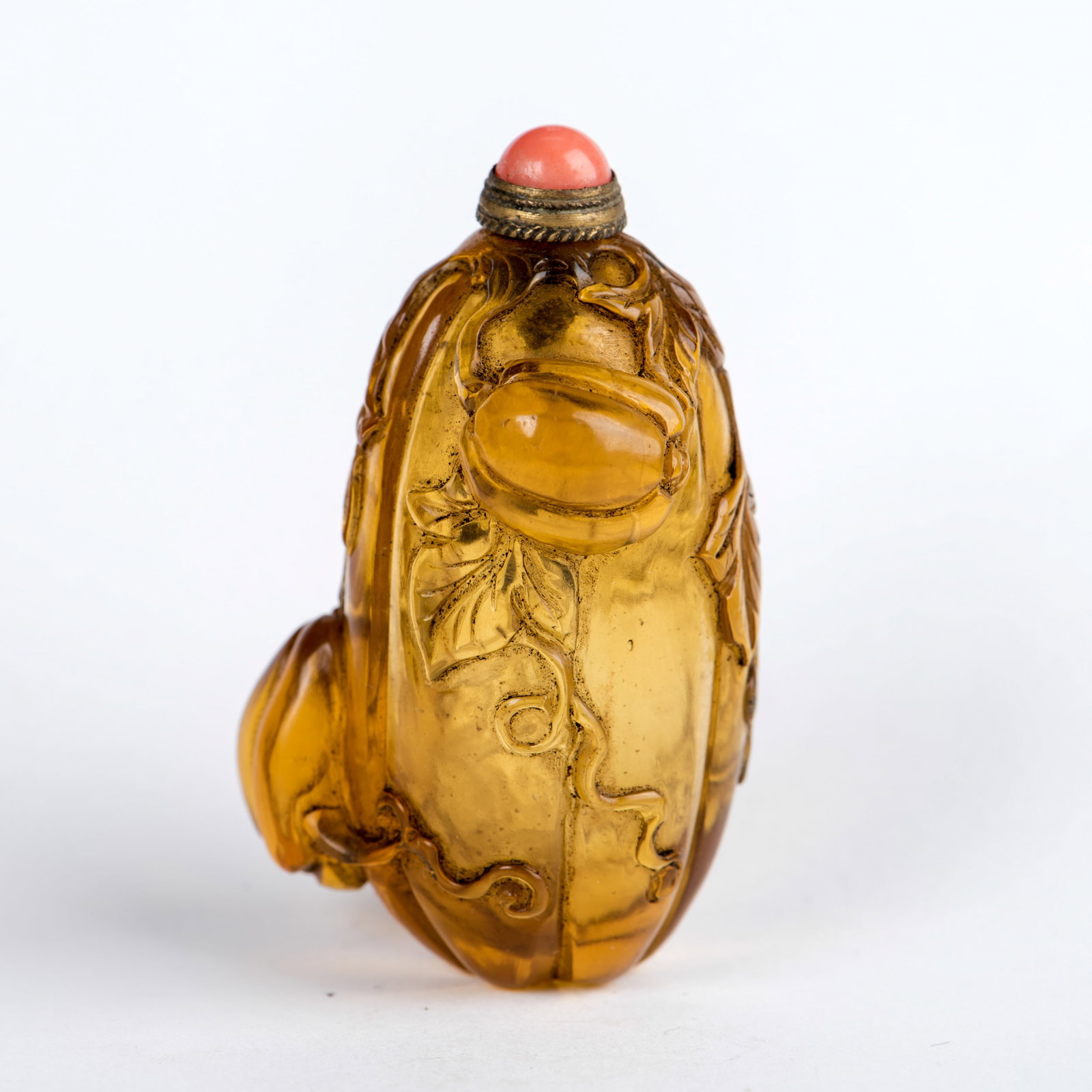 A GLASS SNUFF BOTTLE: A glass snuff bottle. 2.56"h x 1.18"w (6.5 x 3 cm)