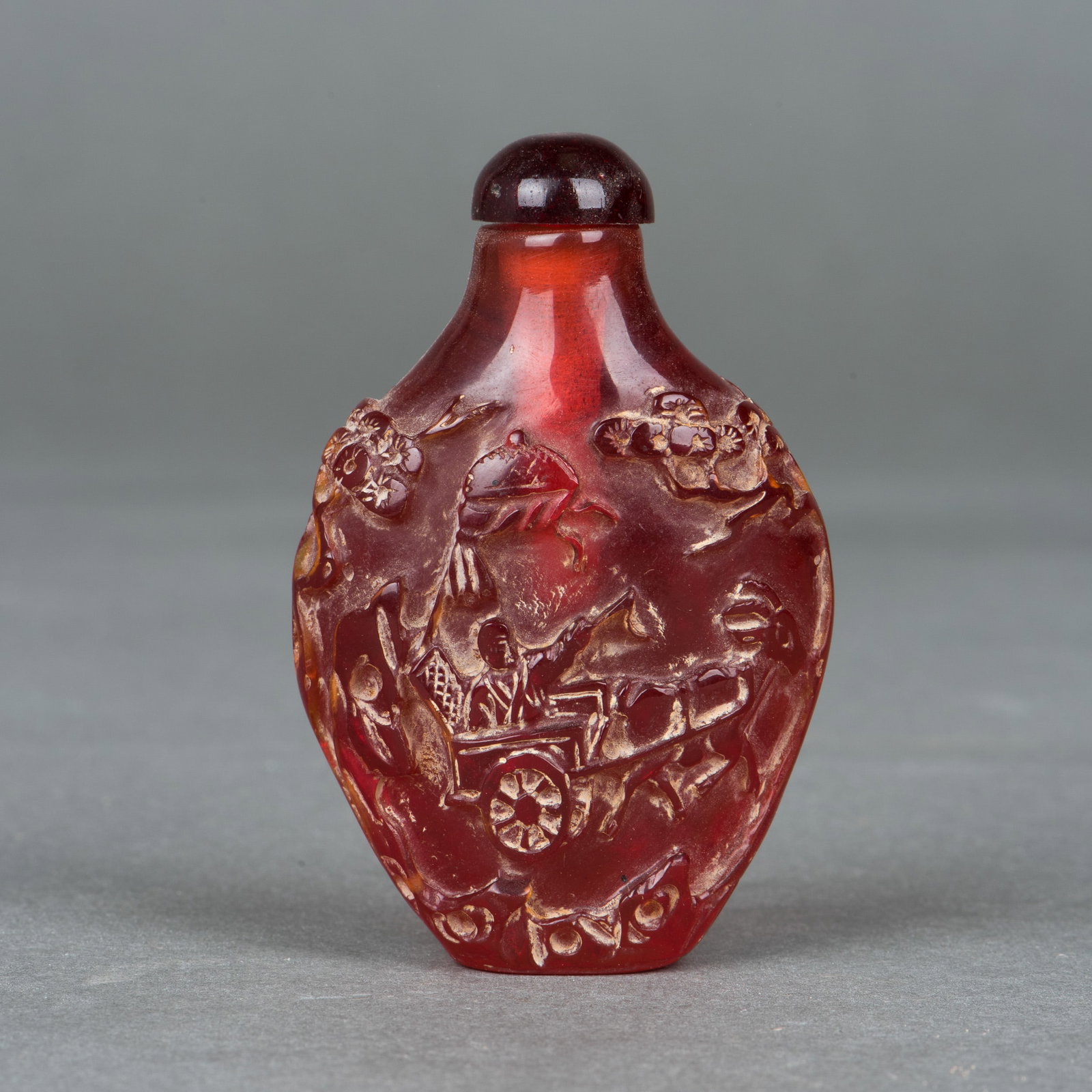 A GLASS 'FIGURE' SNUFF BOTTLE (1 of 2)
