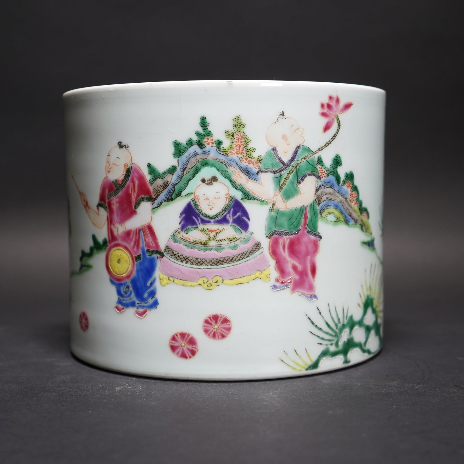 CHINESE FAMILLE-ROSE BRUSH POT: A Chinese famille-rose brush pot painted on the exterior with a figural scene and flowers. 7.28"h x 5.91"d (18.5 x 15 cm)