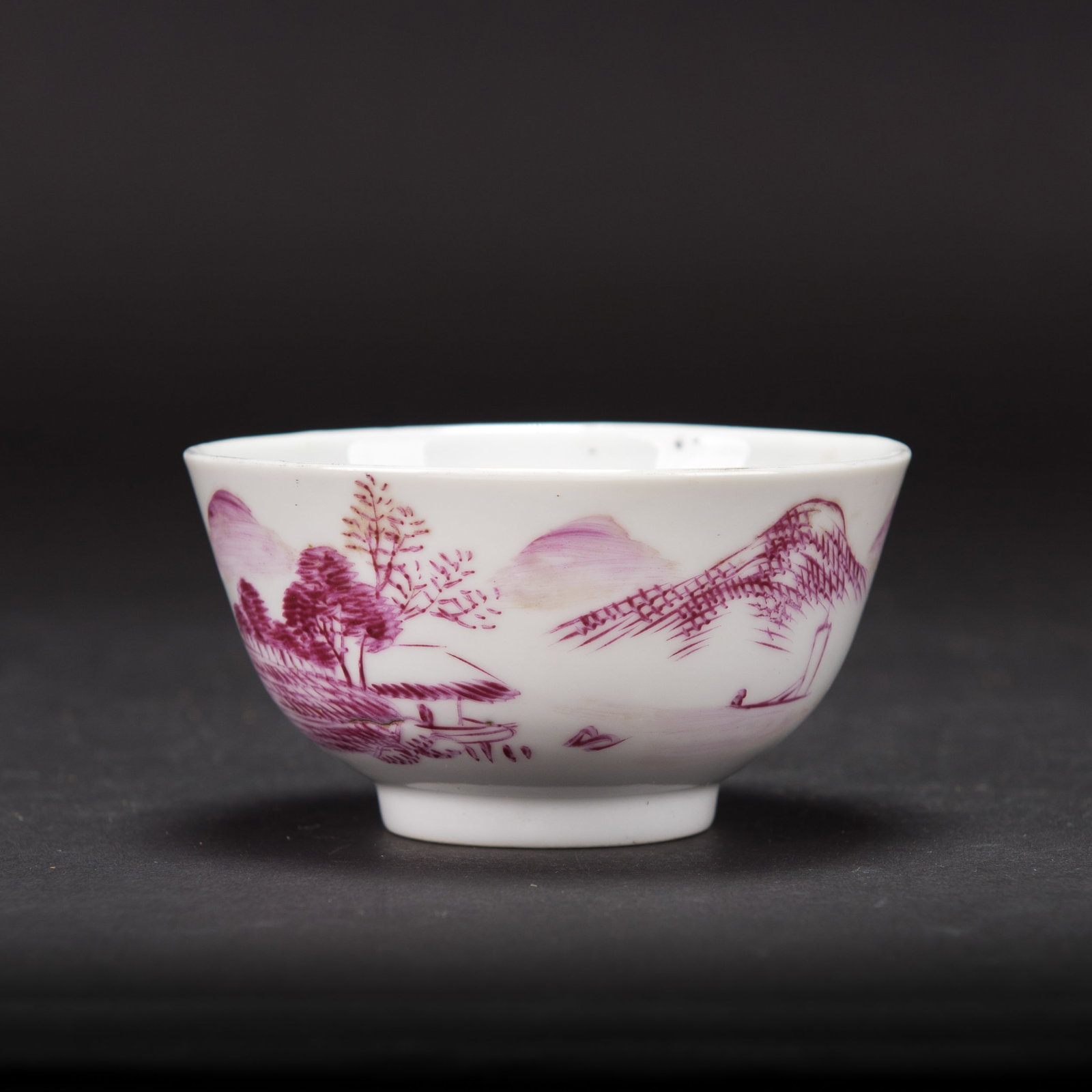 A PINK-GLAZED 'LANDSCAPE' BOWL, REPUBLIC PERIOD: A pink-glazed 'landscape' bowl, Republic period. H5.25 x 10 cm