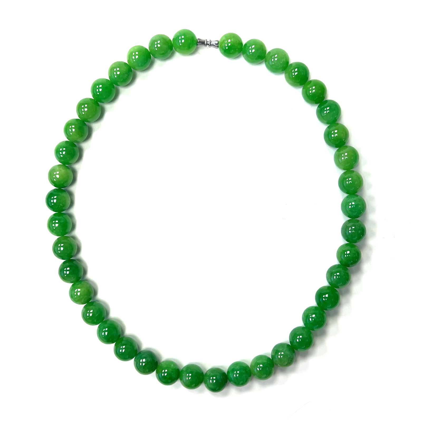 JADEITE NECKLACE: A jadeite necklace. D1.3 cm (x40)