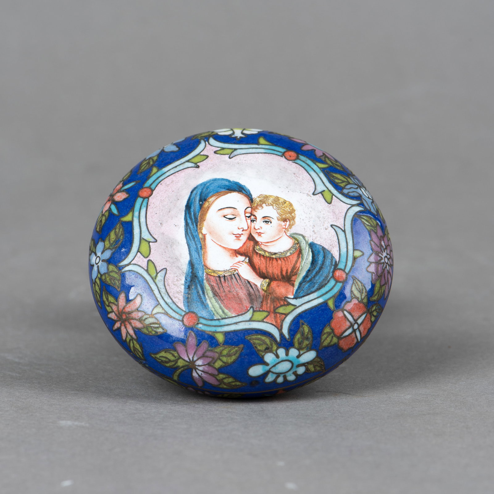 CHINESE CLOISONNE 'FIGURAL' INK BOX, QIANLONG MARK: Chinese cloisonne 'figural' ink box, Qianlong mark. Decorated with a mother-and-child scene. The base bears a Qianlong mark. 0.98"h x 2.95"w (2.5 x 7.5 cm)