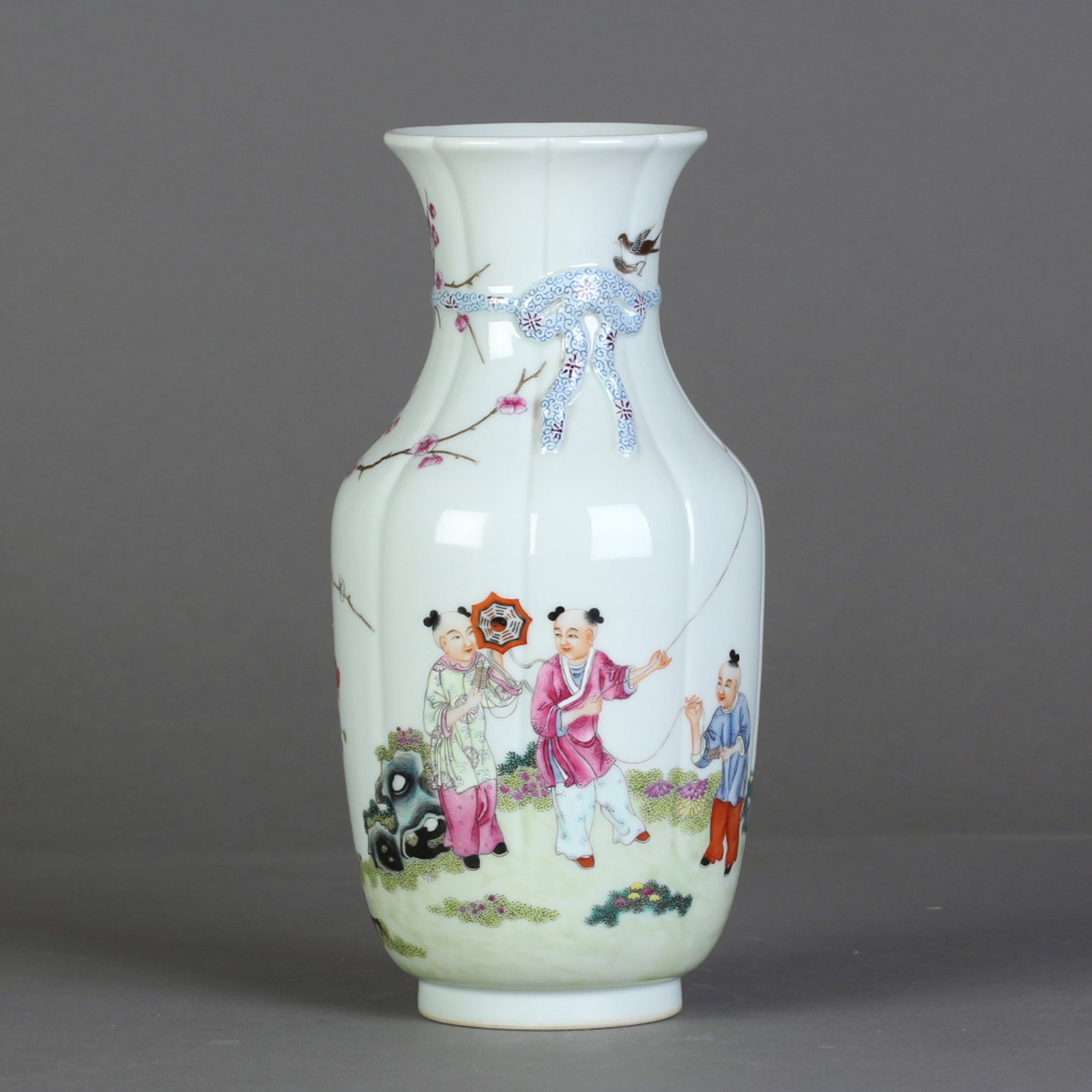 A FAMILLE-ROSE PORCELAIN VASE (1 of 4)