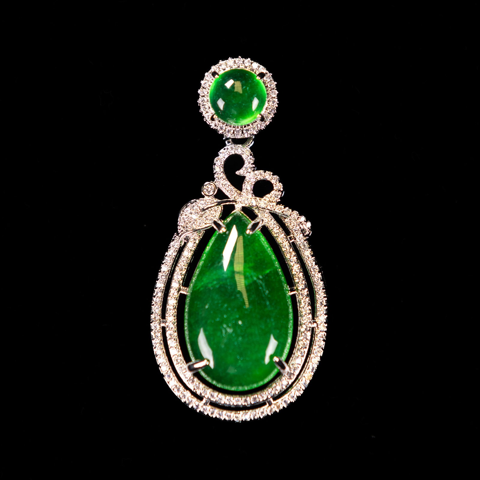 A CHINESE JADEITE PENDANT: A Chinese jadeite pendant. Main stone: 0.79"h x 0.39"w (2 x 1 cm)
