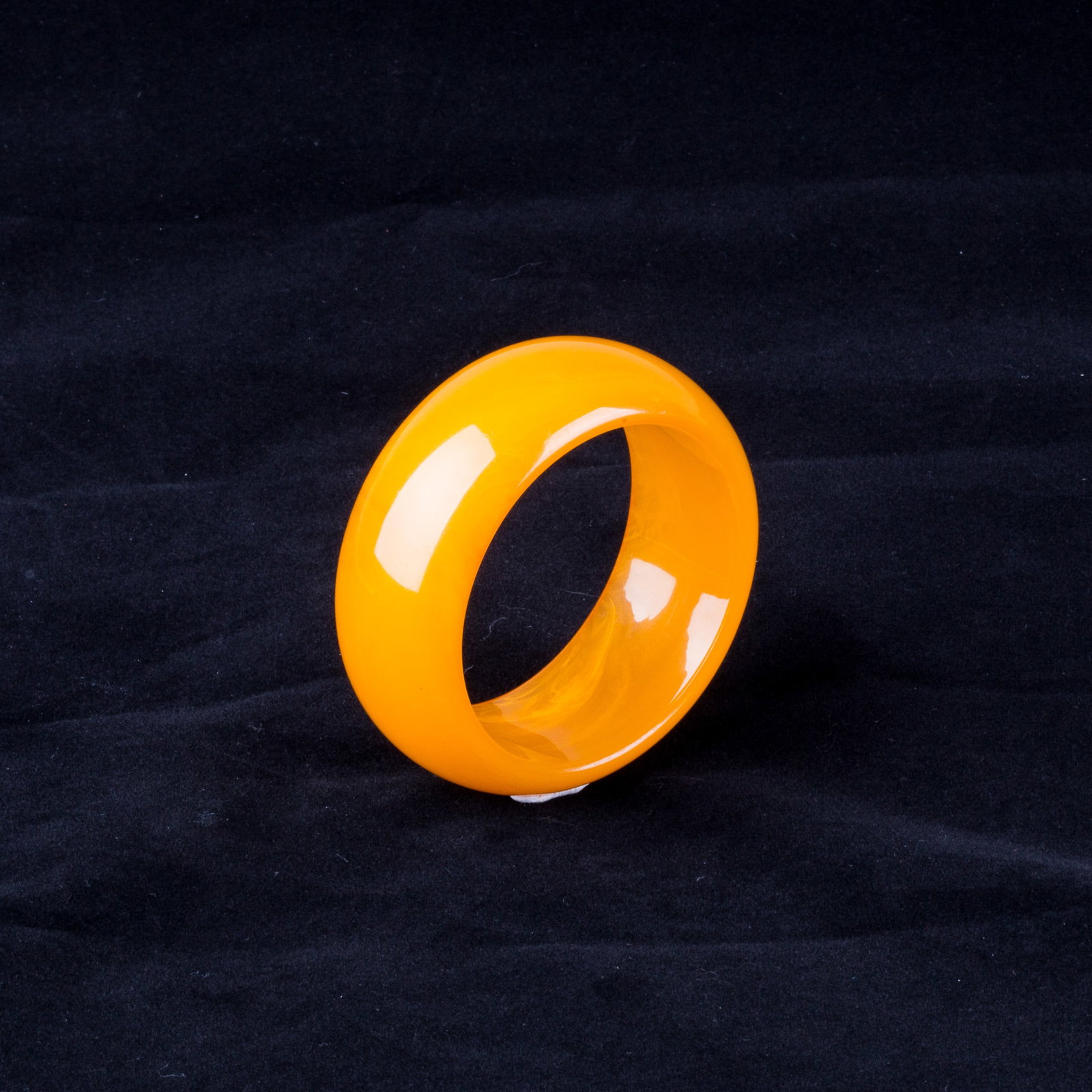 AN AMBER BRACELET: An amber bracelet. D8 cm; H3 cm