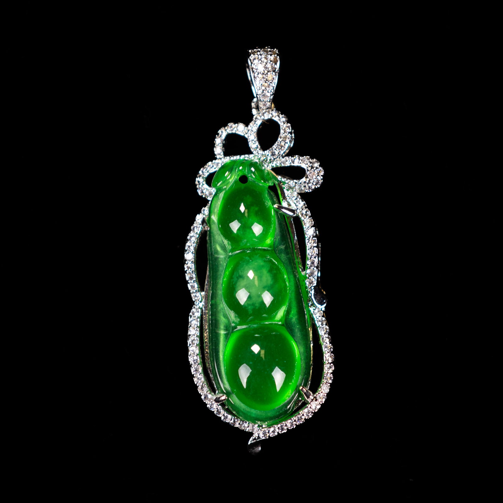JADEITE AND DIAMOND PENDANT: Jadeite and diamond pendant. 1.18"h (3 cm)