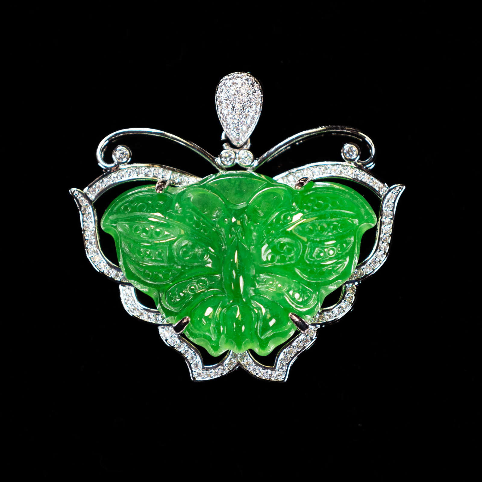 CHINESE JADEITE PENDANT: A Chinese jadeite pendant. H2.5 x W4 cm