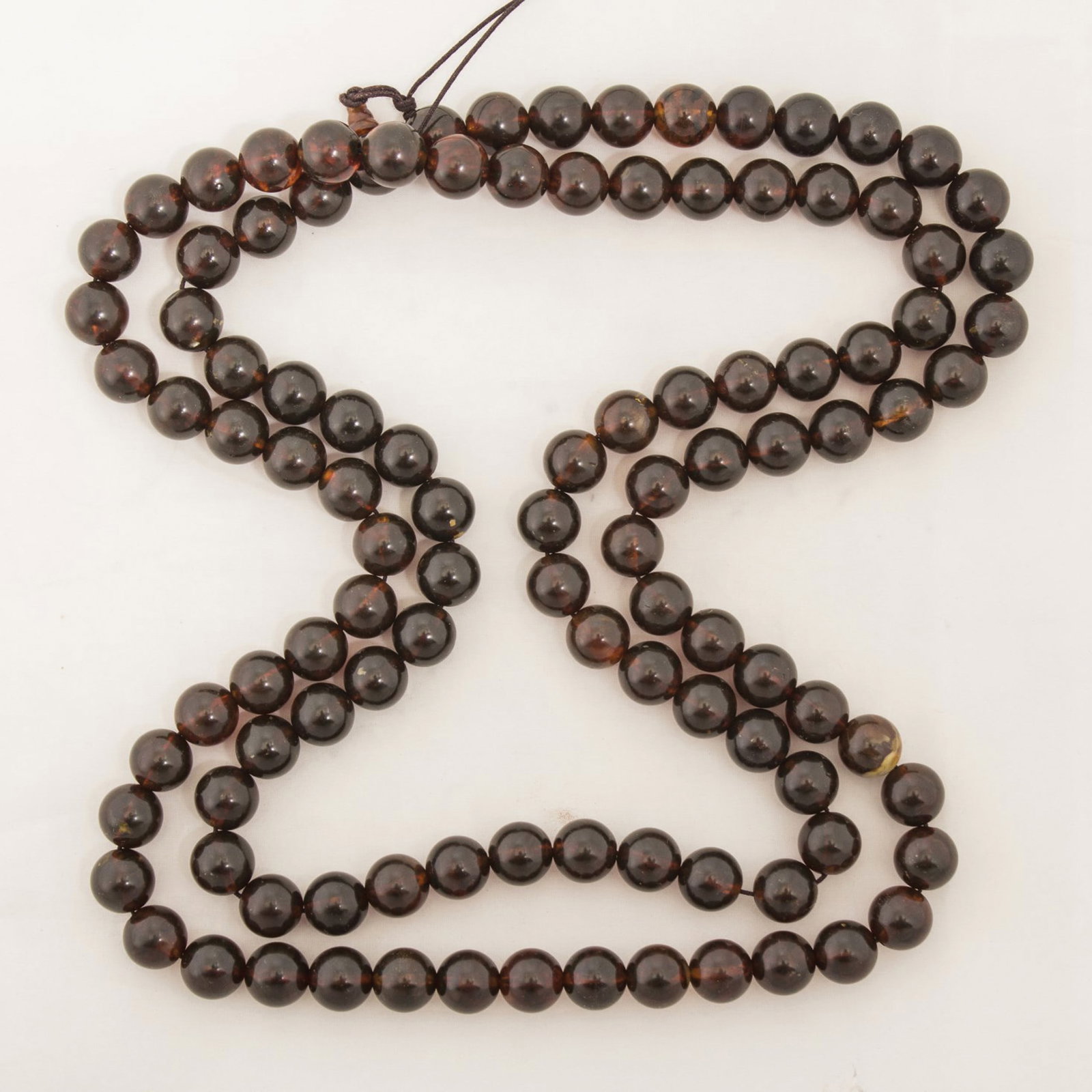 CHINESE AMBER PRAYER BEADS: Chinese amber prayer beads consisting of 115 beads. Bead diameter: 0.5"