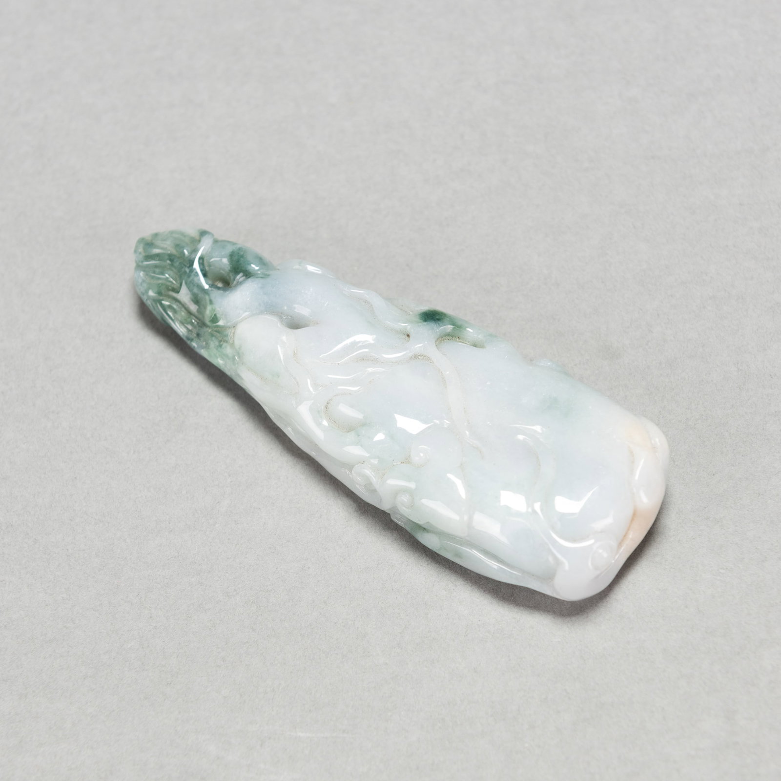 A CHINESE JADEITE ORNAMENT: A Chinese jadeite ornament. 10 x 4 x 1.5 cm