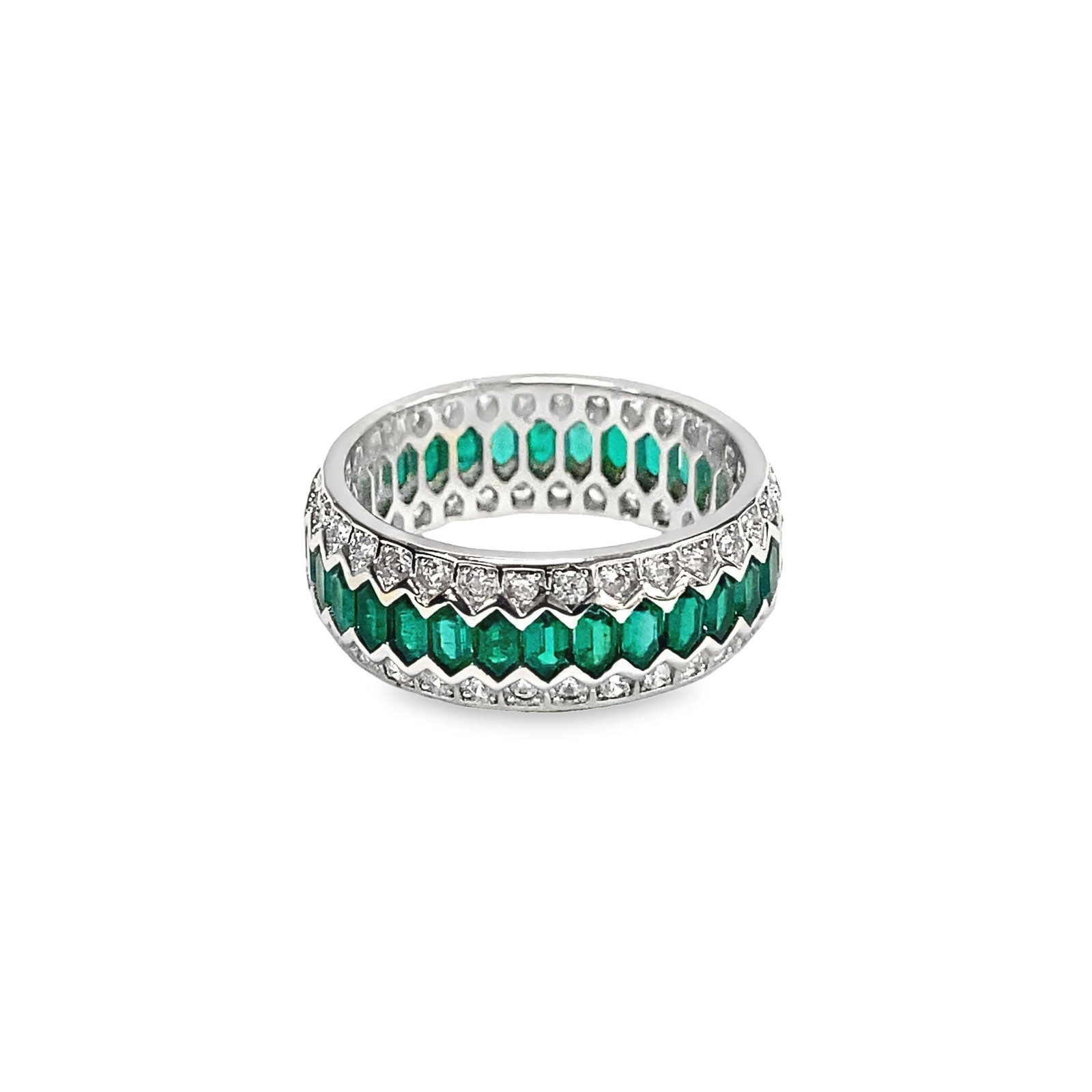 A GEMSTONE FASHION JEWELRY BAND RING: A gemstone fashion jewelry band ring. Size: 6.5 2.24 ct