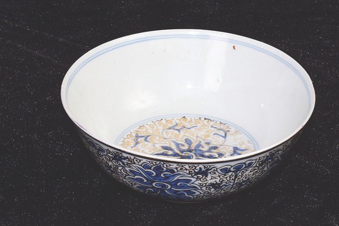 CHINESE BLUE-AND-WHITE PORCELAIN BOWL (1 of 2)