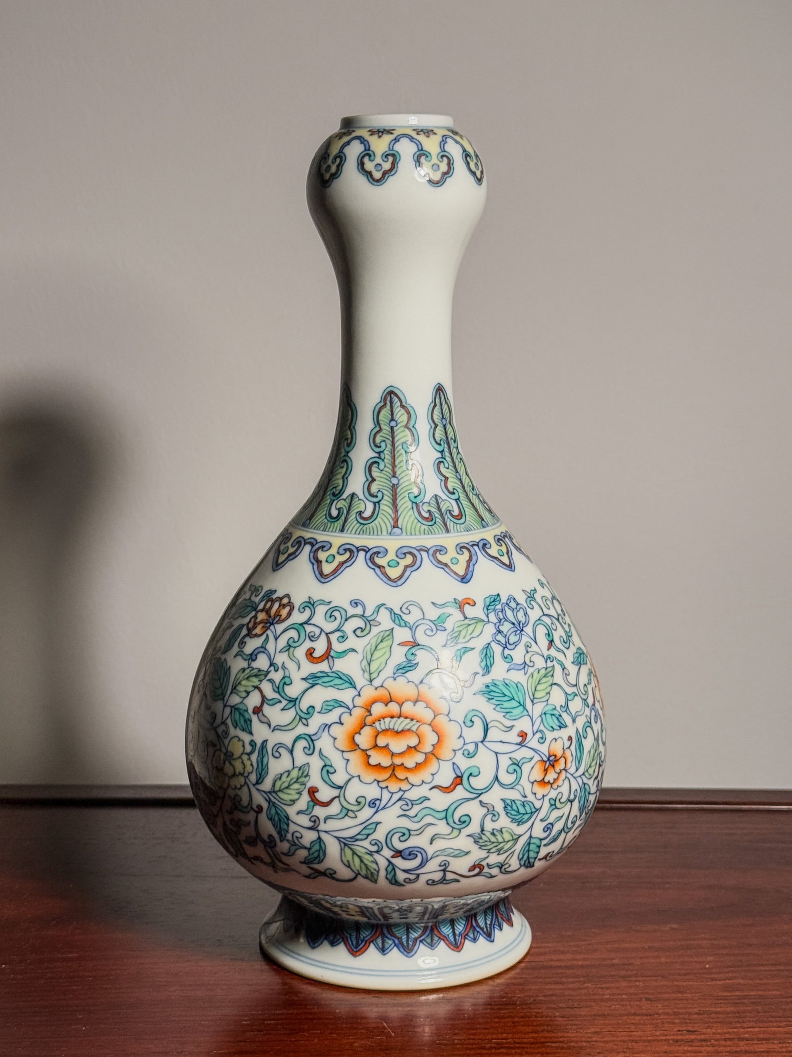 CHINESE DOUCAI GARLIC HEAD VASE (1 of 13)