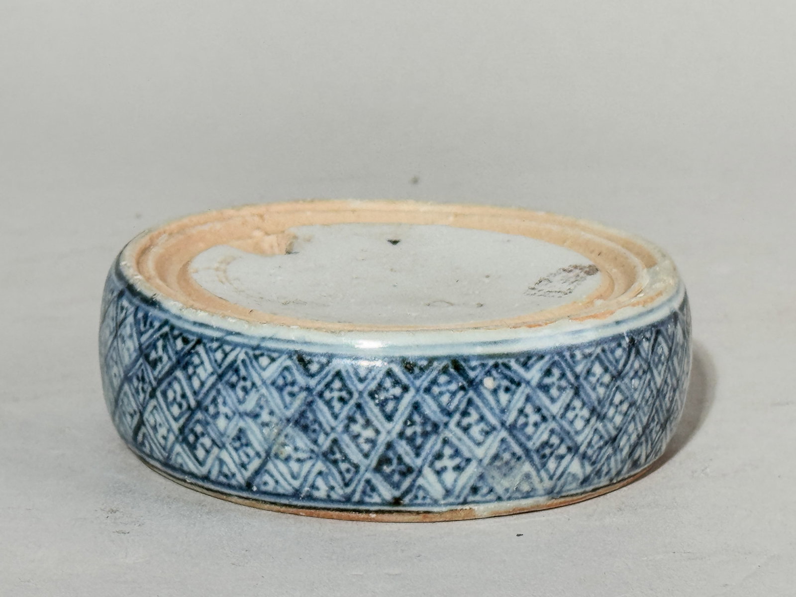 CHINESE MING BLUE AND WHITE PORCELAIN INKSTONE WITH LACQUER COVER: A Chinese Ming blue and white porcelain round inkstone with lacquer cover. Dimensions: Diameter: 4 in. (10.2 cm). Note: This item is in New York, where it can be shipped from.