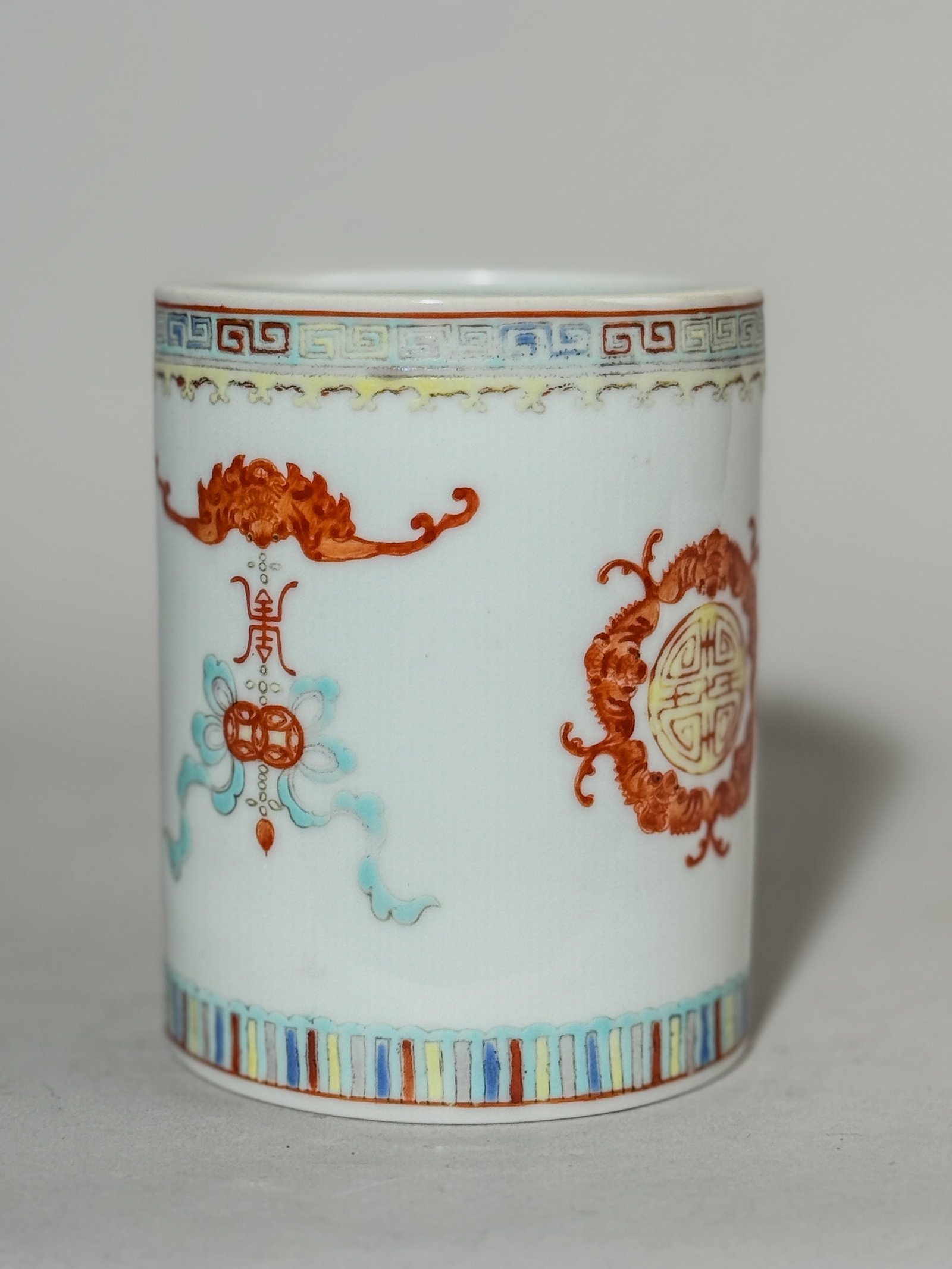 CHINESE FAMILLE ROSE BRUSHPOT WITH BATS: A Chinese famille rose porcelain brushpot with bats. Dimensions: Diameter: 4 in. (10.2 cm); Height: 5.25 in. (13.3 cm). Note: This item is in New York, where it can be shipped from.