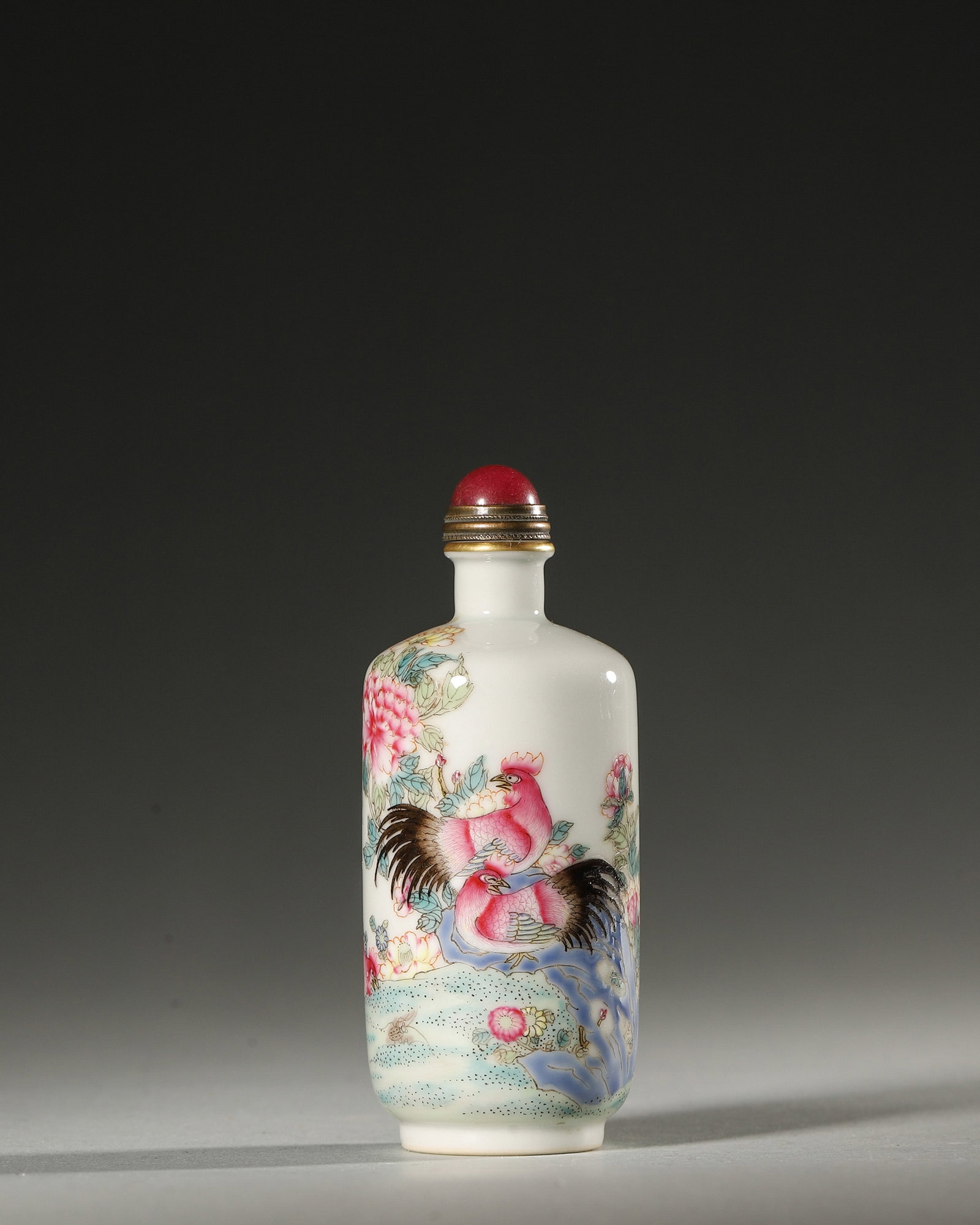 A FAMILLE-ROSE 'ROOSTER' PORCELAIN SNUFF BOTTLE: A famille-rose porcelain snuff bottle decorated with a rooster. Diam. 4 cm; Ht. 9 cm.