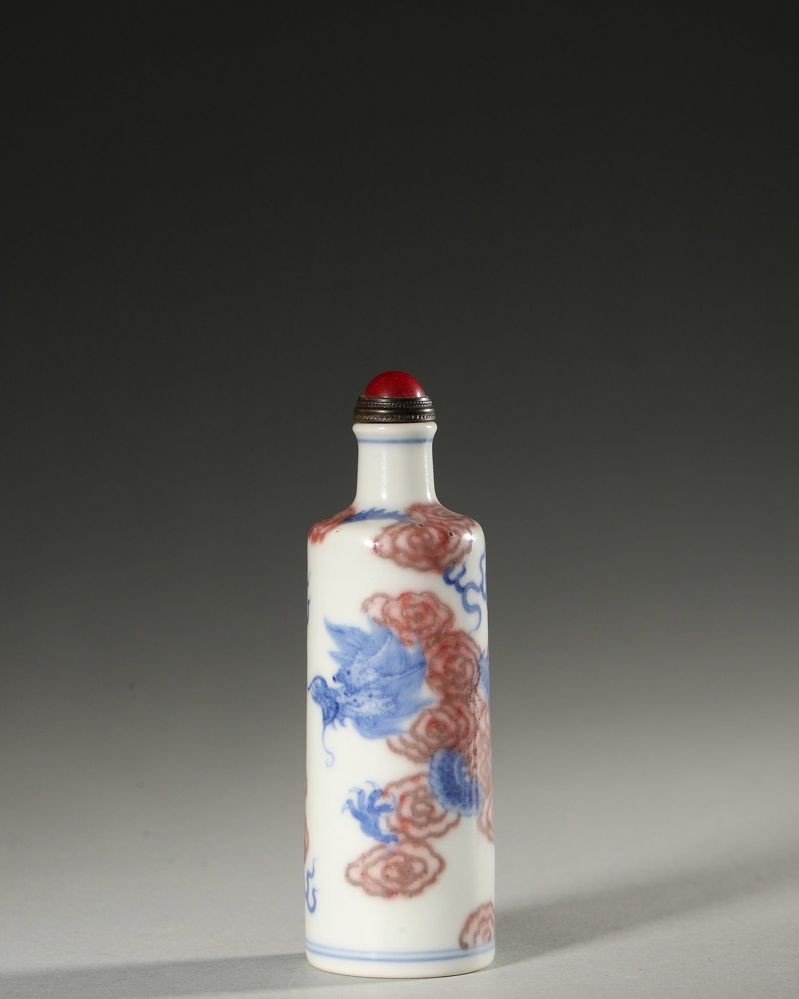 A BLUE-AND-WHITE AND UNDERGLAZE-RED 'DRAGON' PORCELAIN SNUFF BOTTLE: A blue-and-white and underglaze-red porcelain snuff bottle decorated with a dragon. Diam. 3.3 cm; Ht. 10.5 cm.