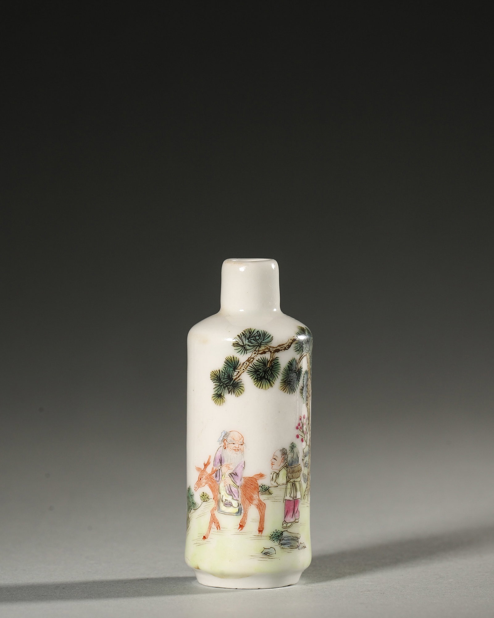 A POLYCHROME 'FIGURAL' PORCELAIN SNUFF BOTTLE: A polychrome porcelain snuff bottle decorated with a figural scene. Diam. 2.8 cm; Ht. 7.3 cm.