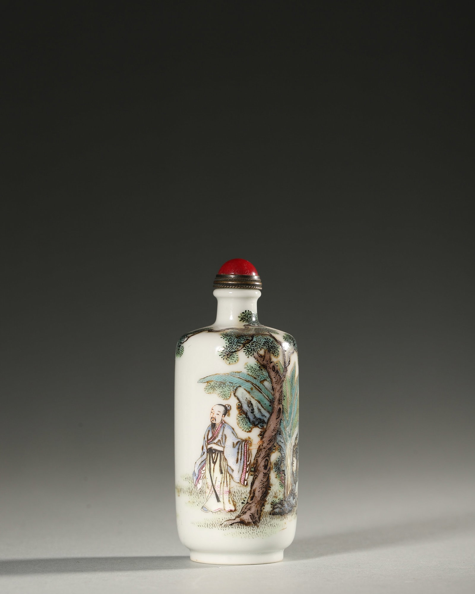 A POLYCHROME 'FIGURAL' PORCELAIN SNUFF BOTTLE: A polychrome porcelain snuff bottle decorated with a figural scene. Diam. 3.4 cm; Ht. 9 cm.