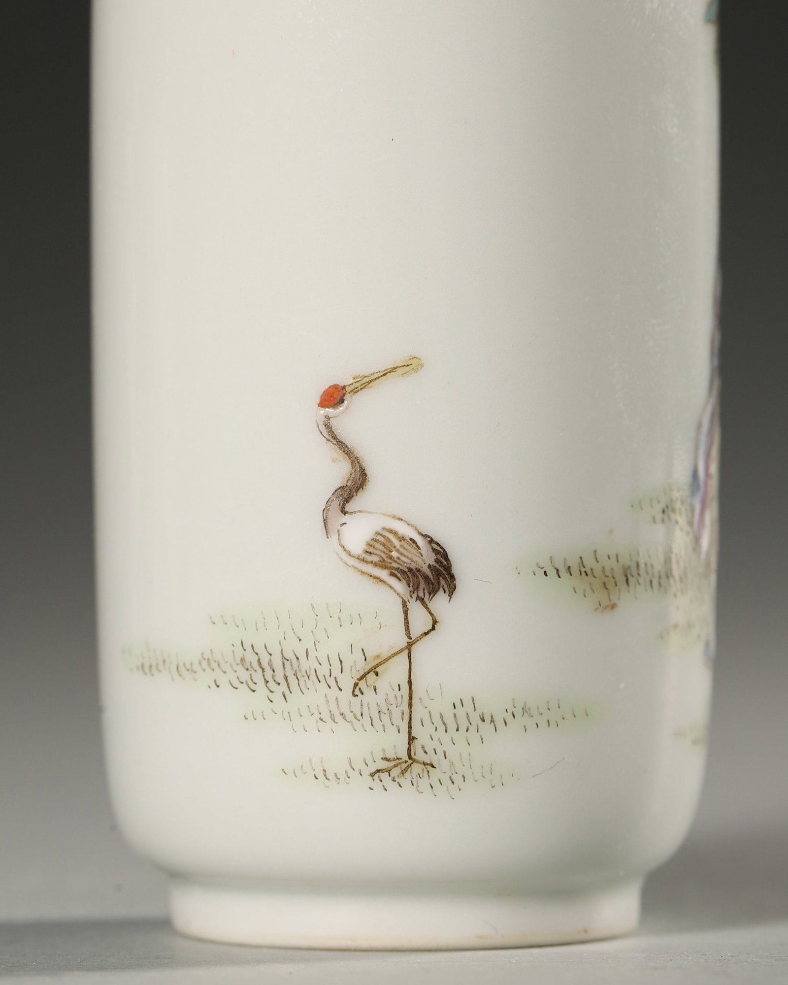 A POLYCHROME 'FIGURAL' PORCELAIN SNUFF BOTTLE - 5