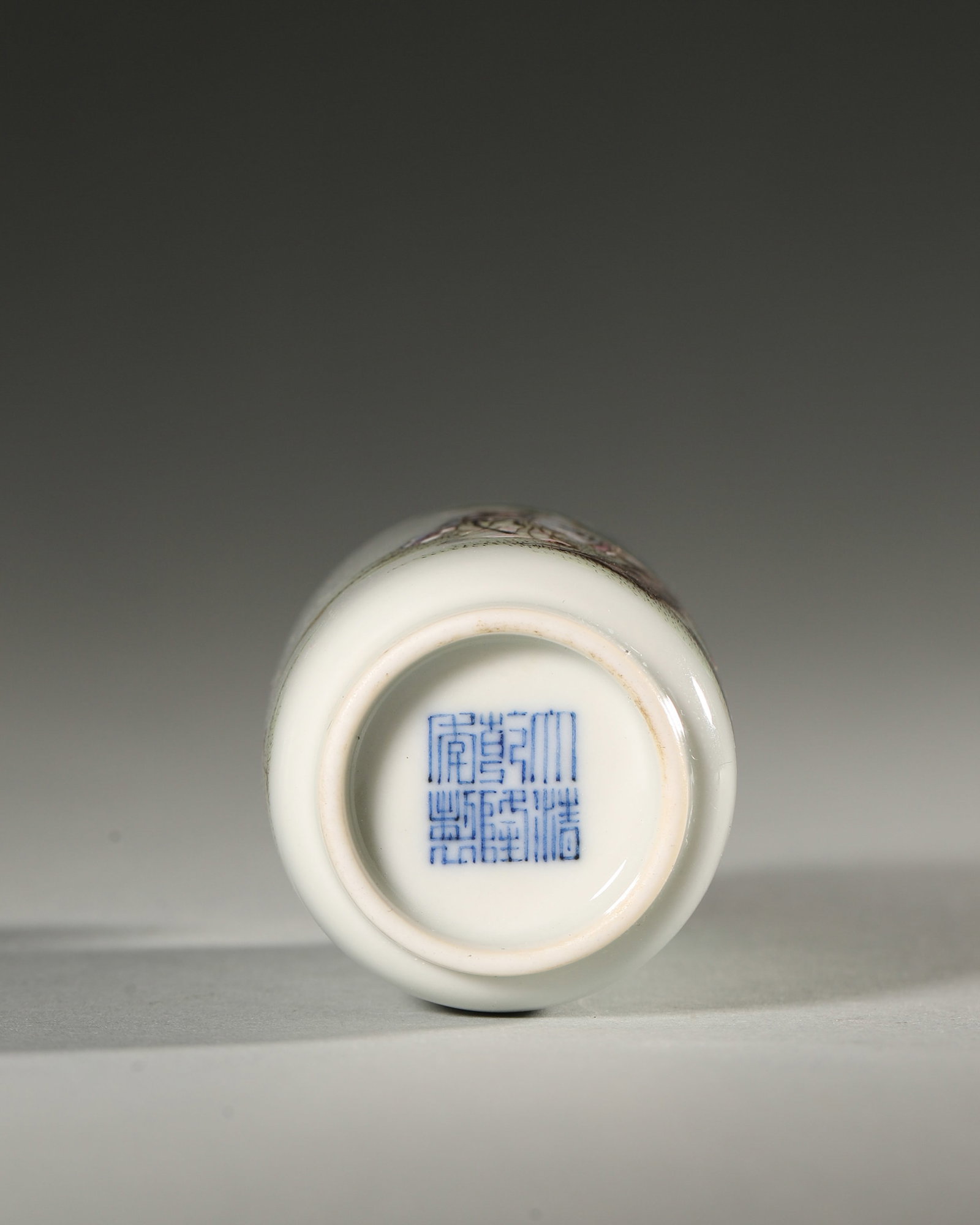 A POLYCHROME 'FIGURAL' PORCELAIN SNUFF BOTTLE - 7
