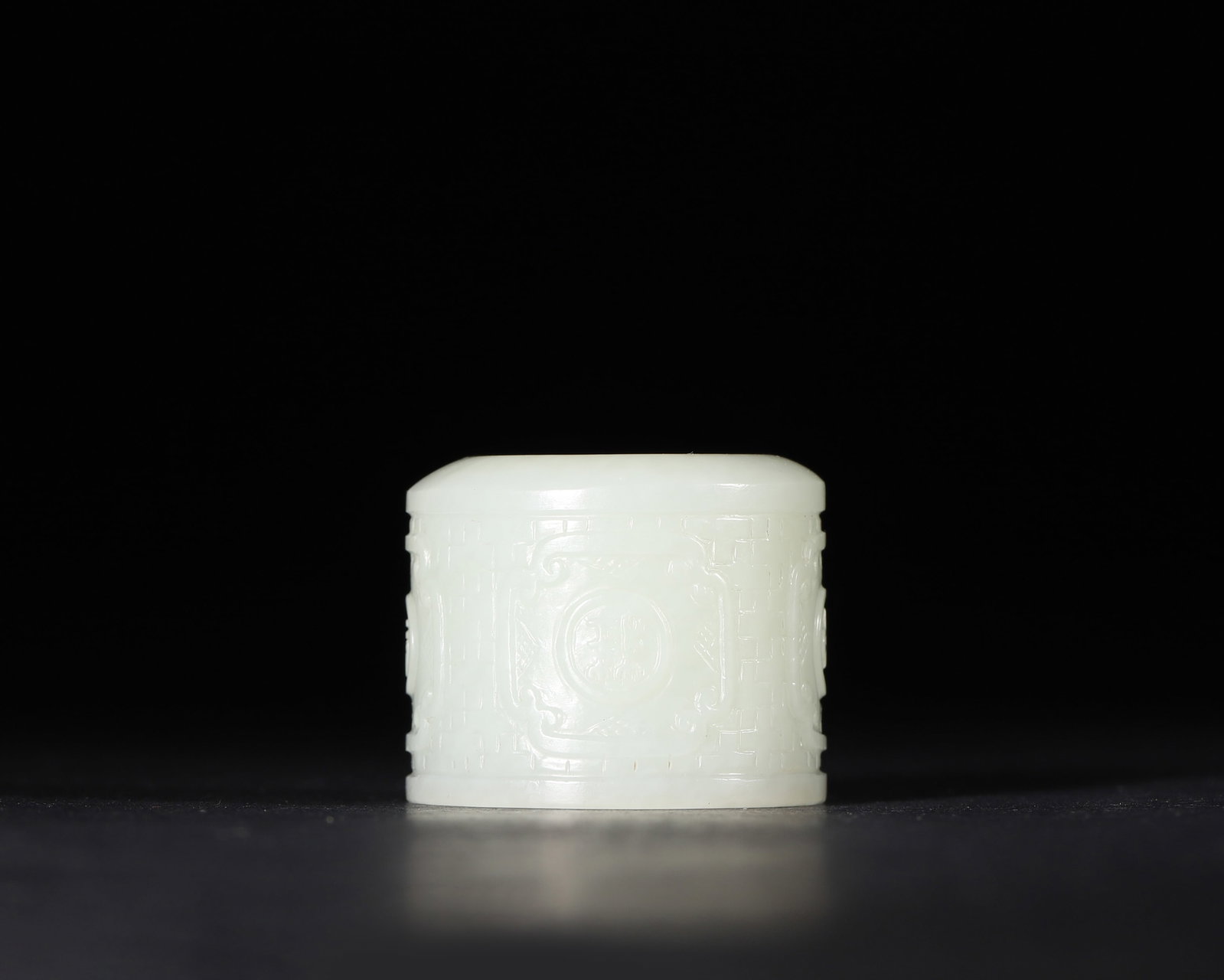 A WHITE JADE THUMB RING WITH BROCADE-PATTERN RELIEF - 2