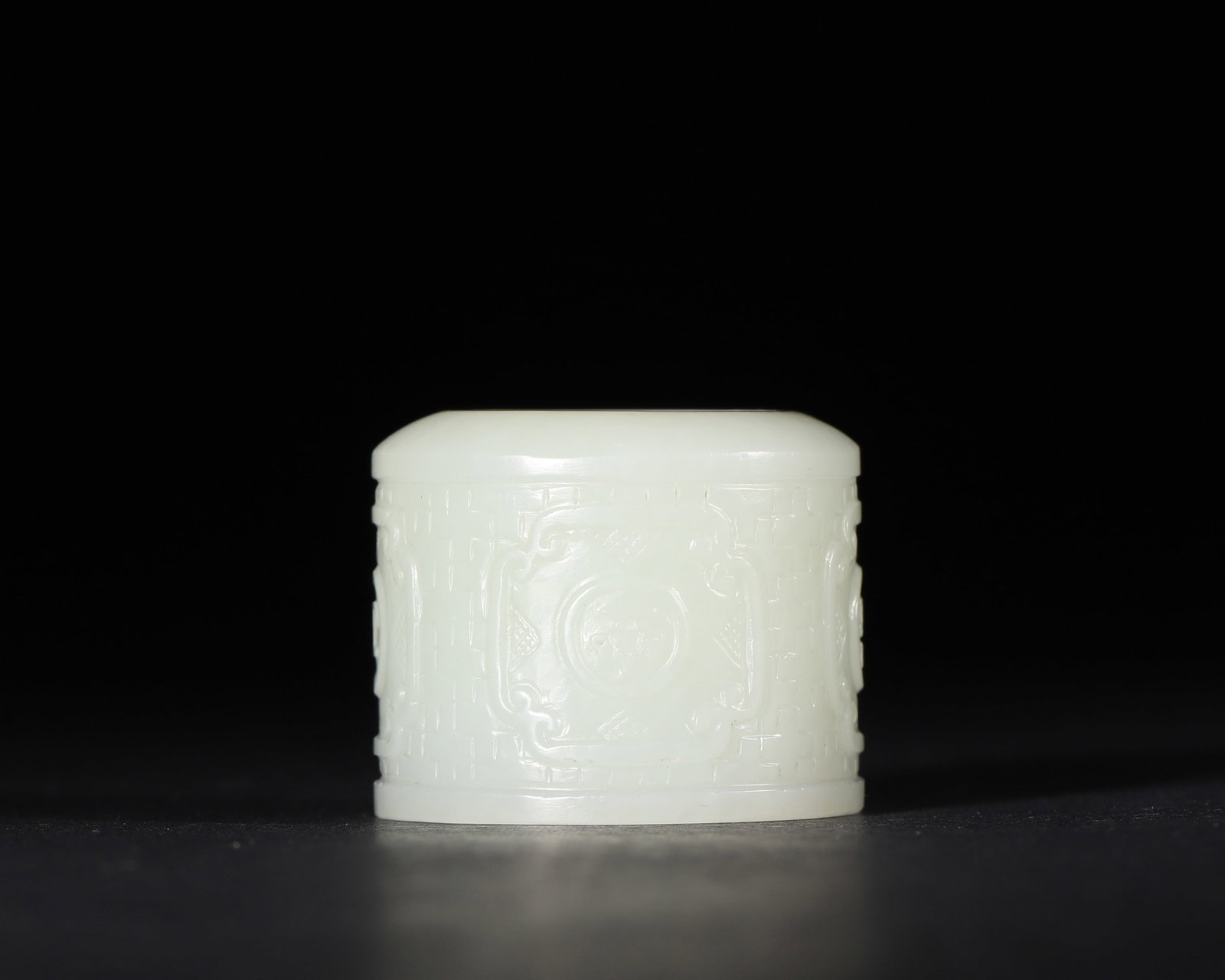 A WHITE JADE THUMB RING WITH BROCADE-PATTERN RELIEF - 3